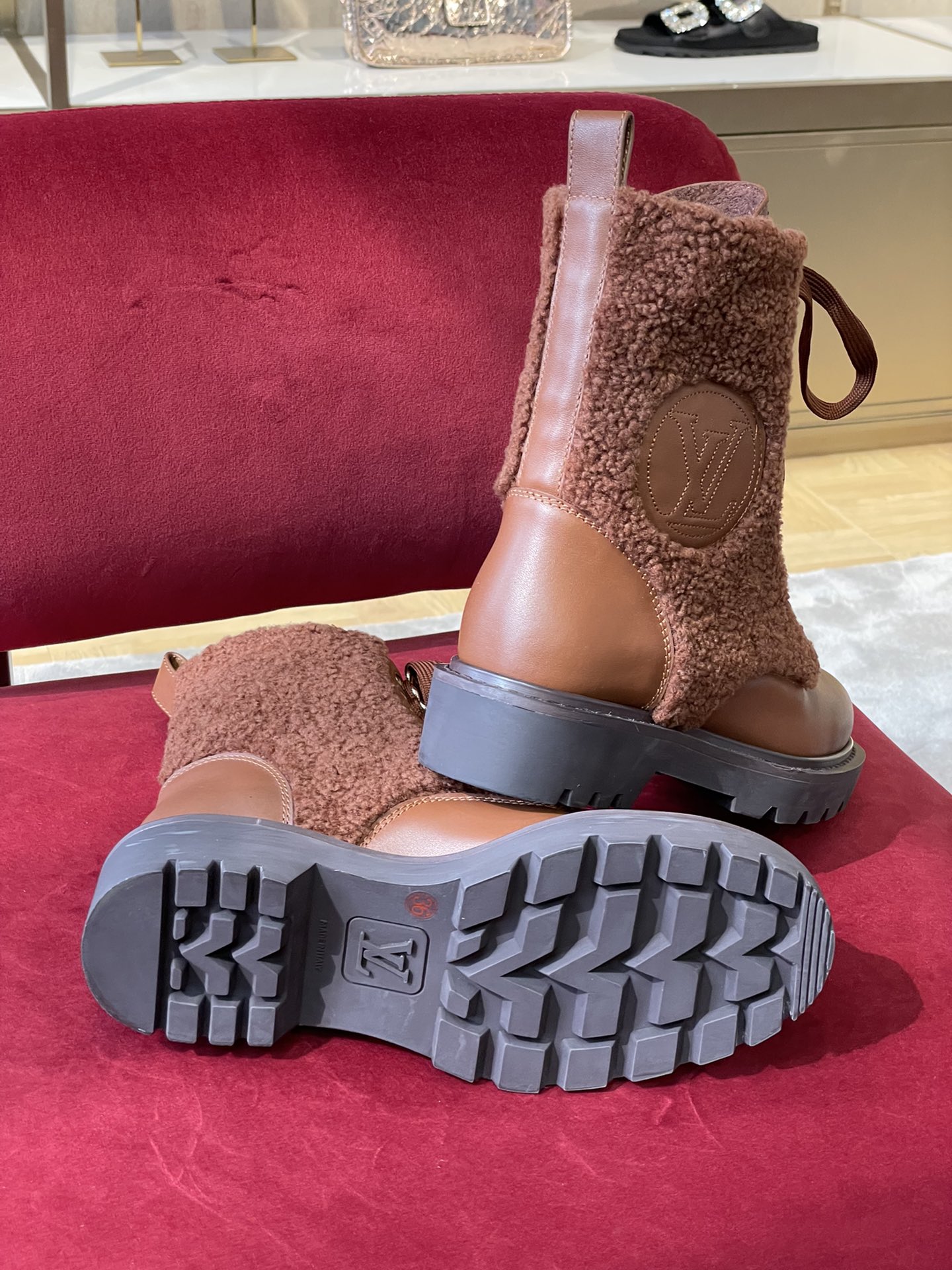 l**is V*t*n boots
