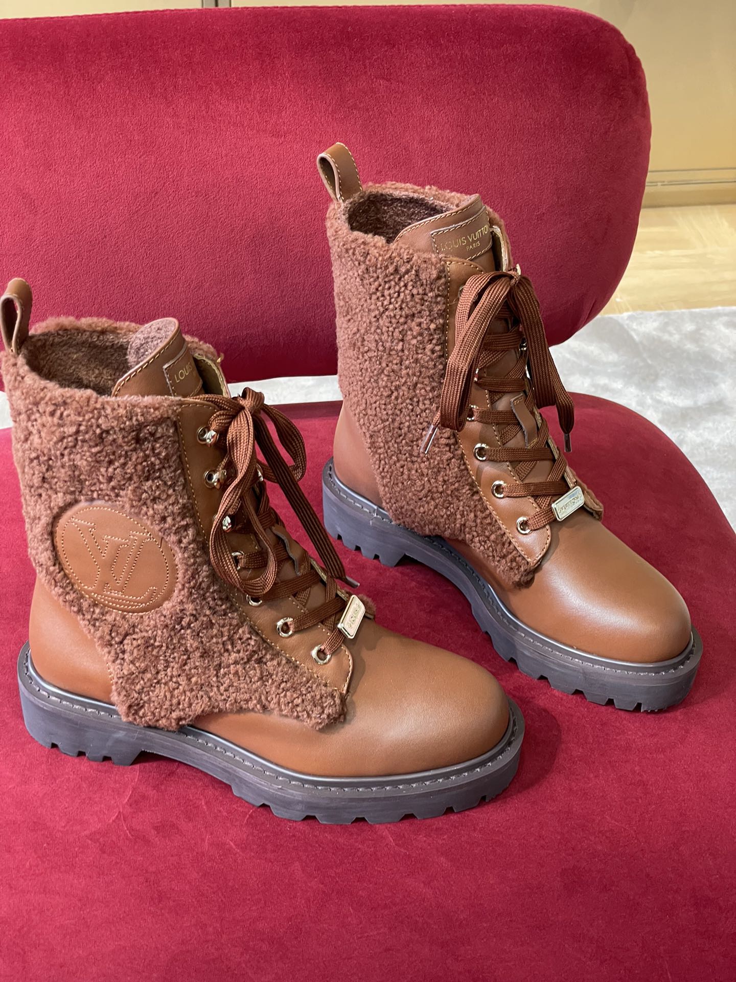 l**is V*t*n boots