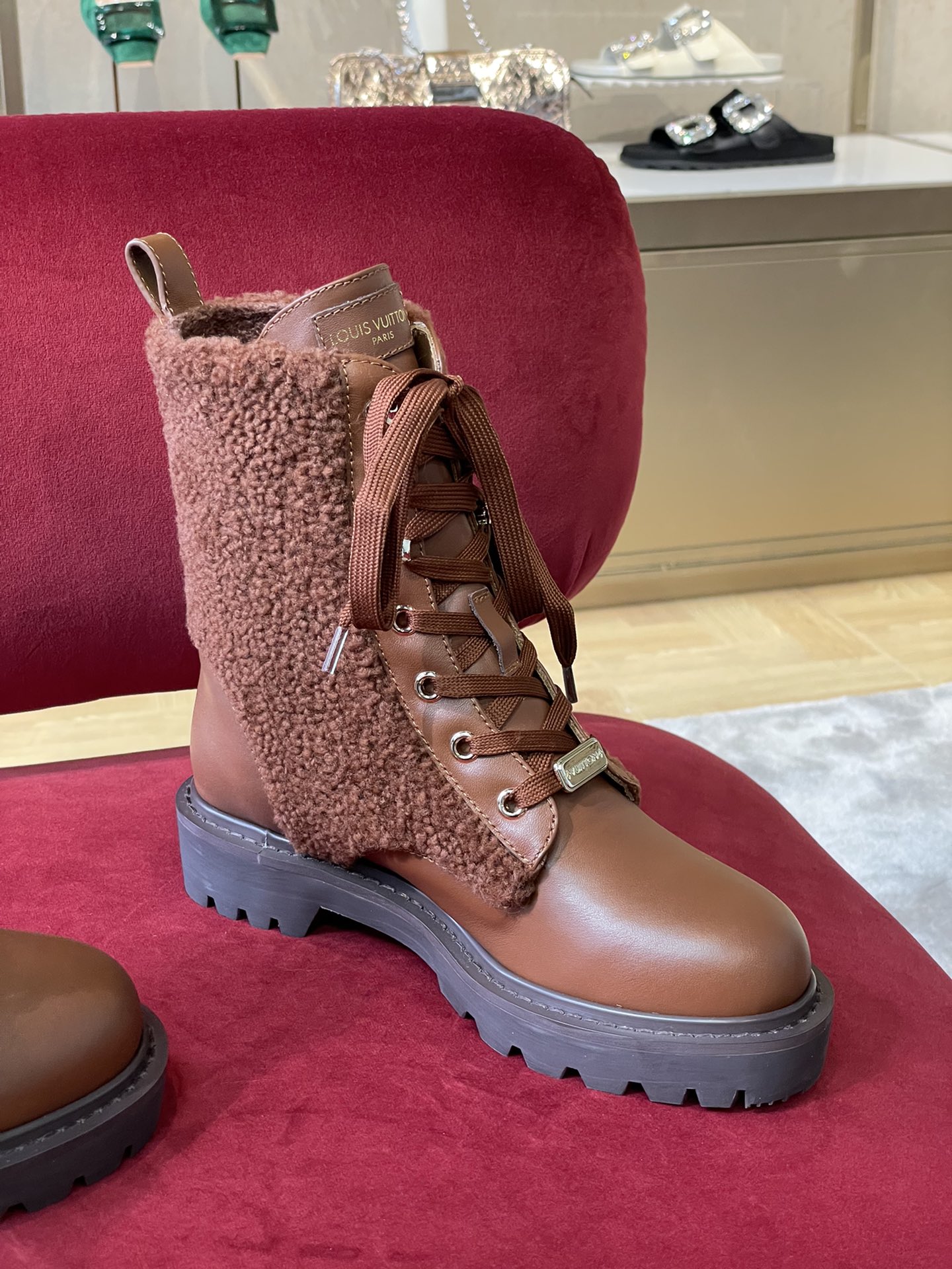 l**is V*t*n boots