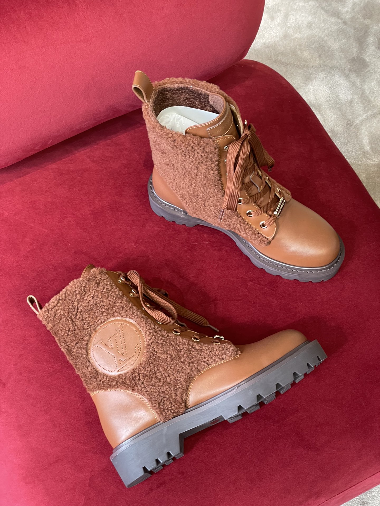 l**is V*t*n boots