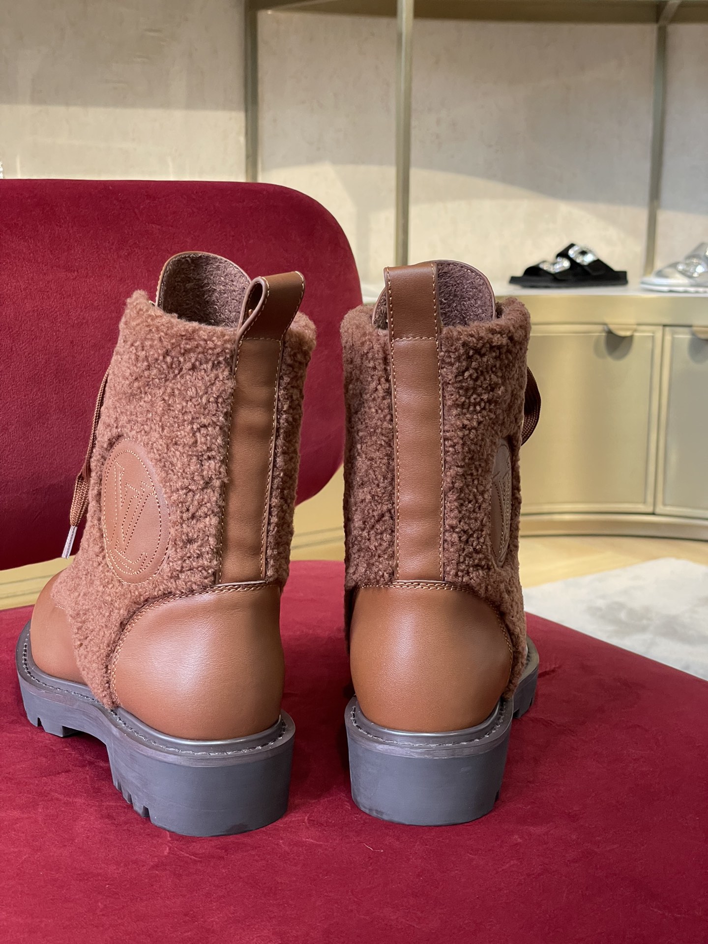 l**is V*t*n boots