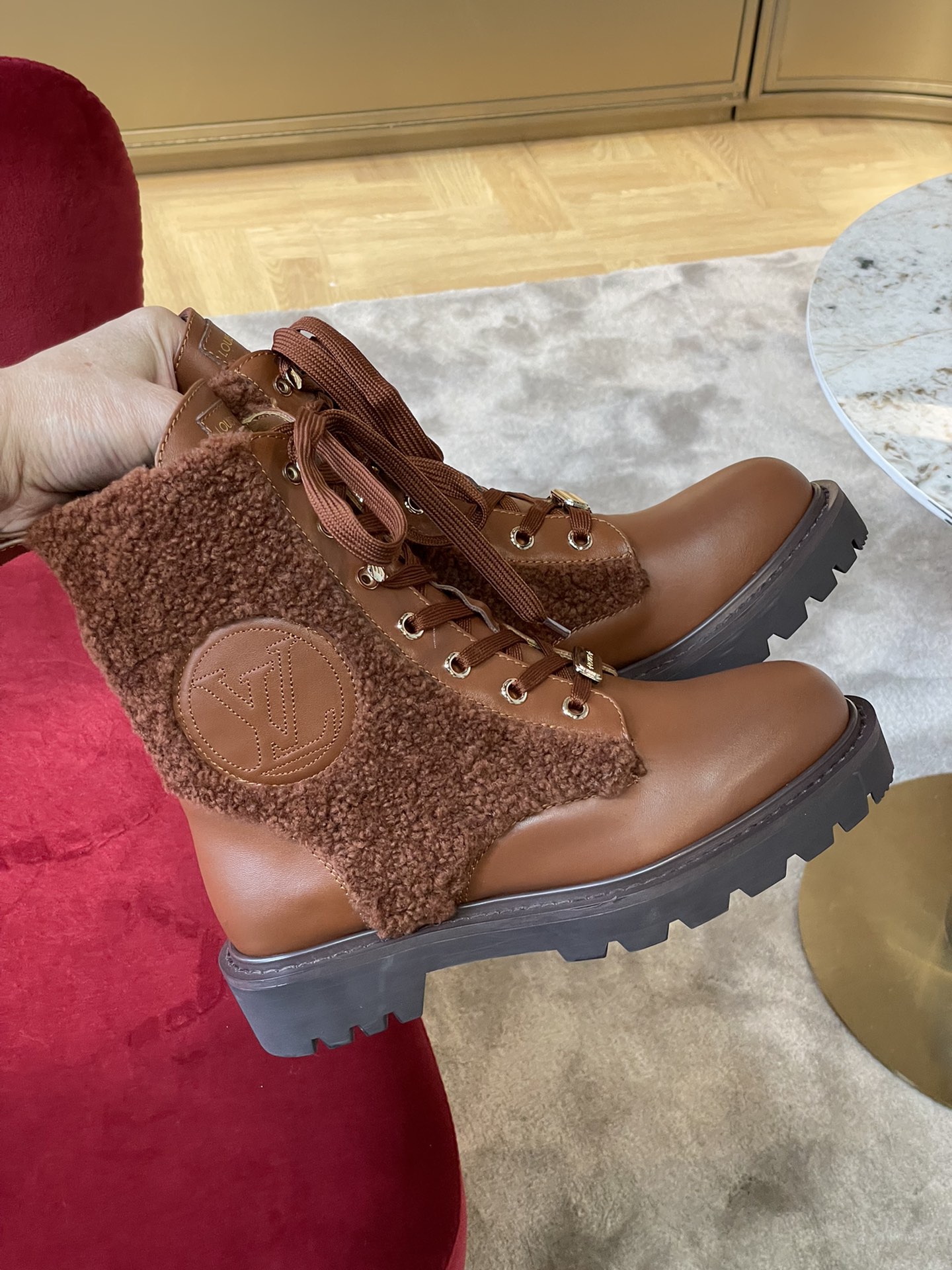 l**is V*t*n boots