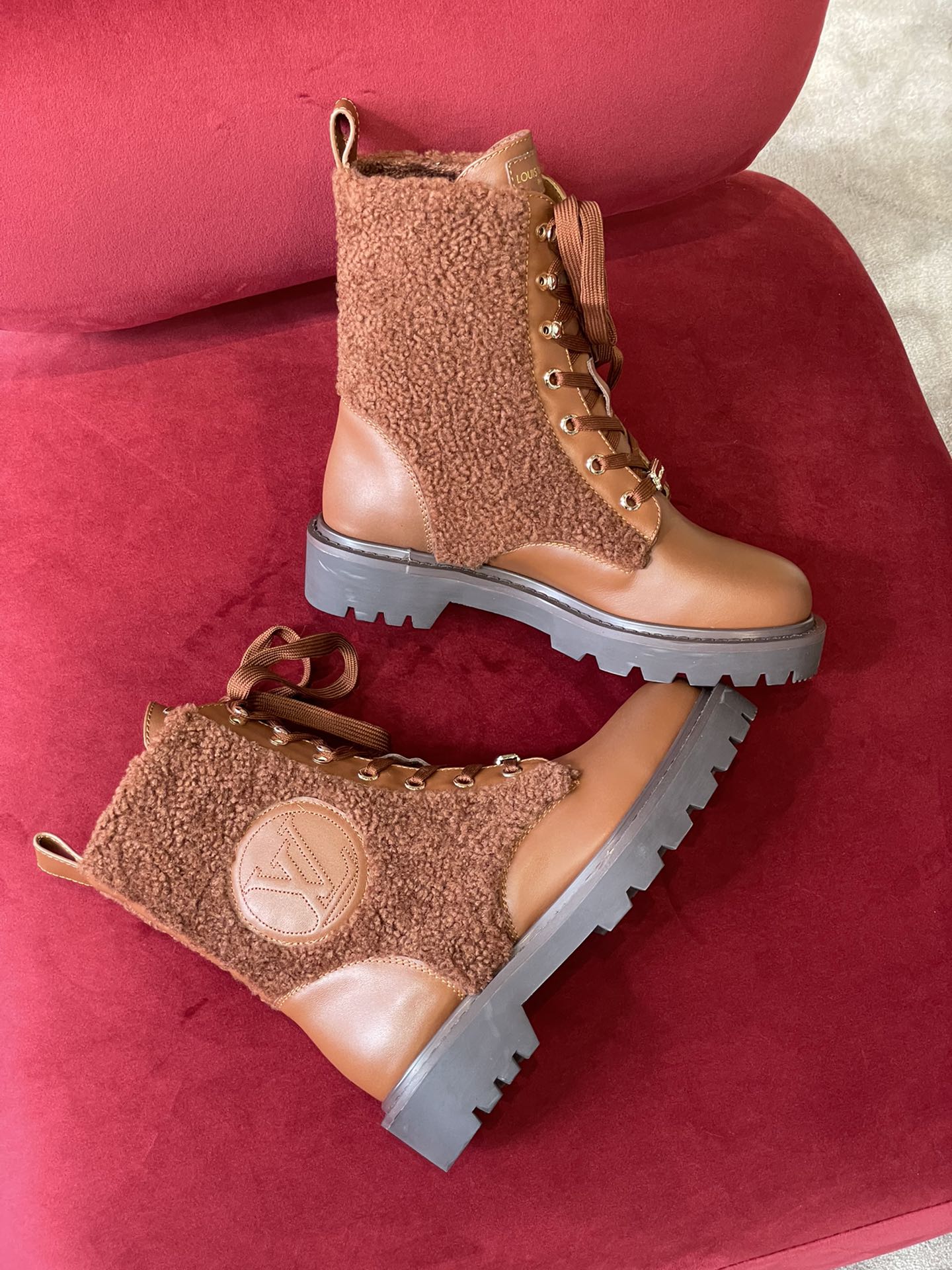 l**is V*t*n boots