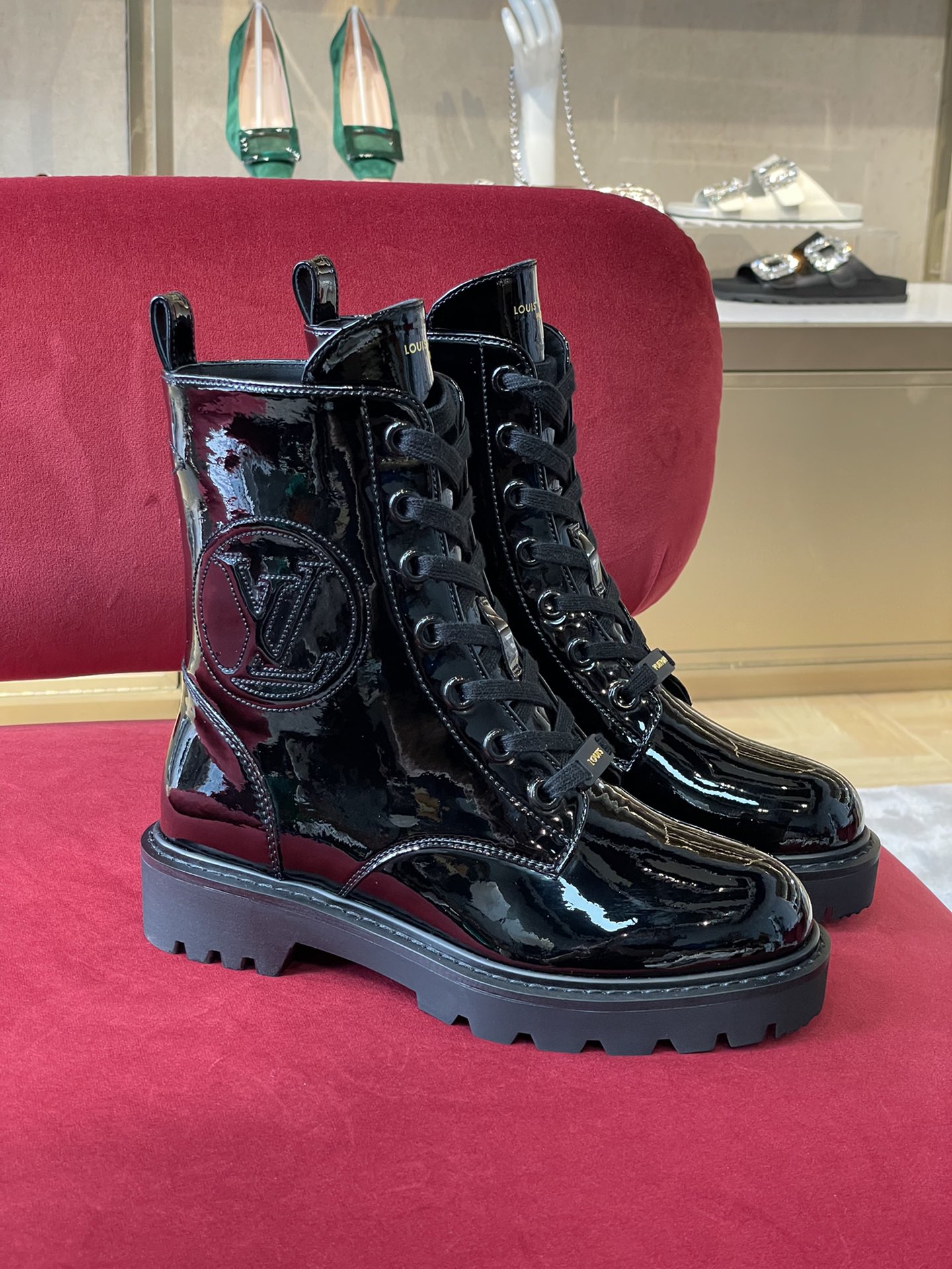 l**is V*t*n boots
