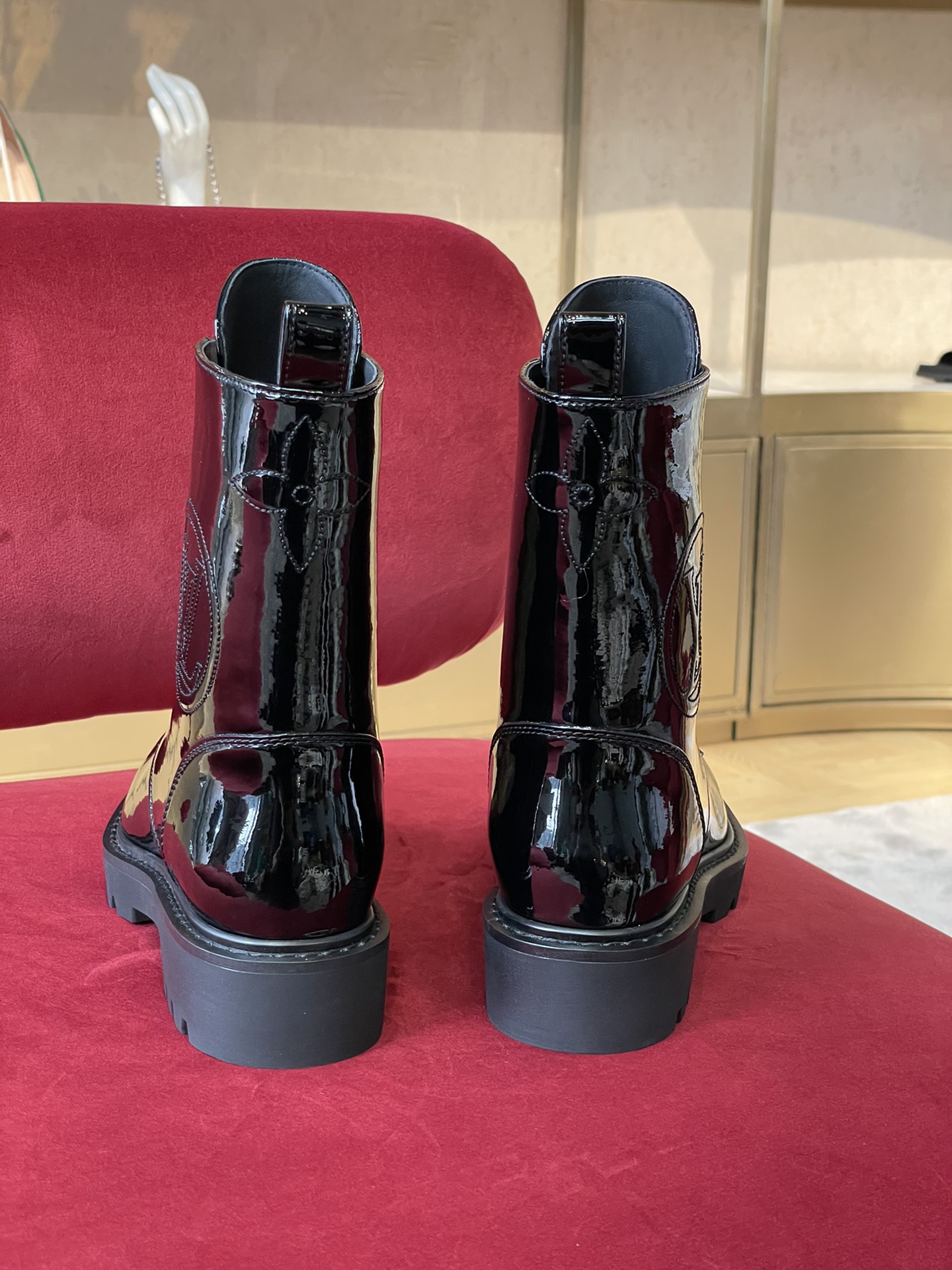l**is V*t*n boots