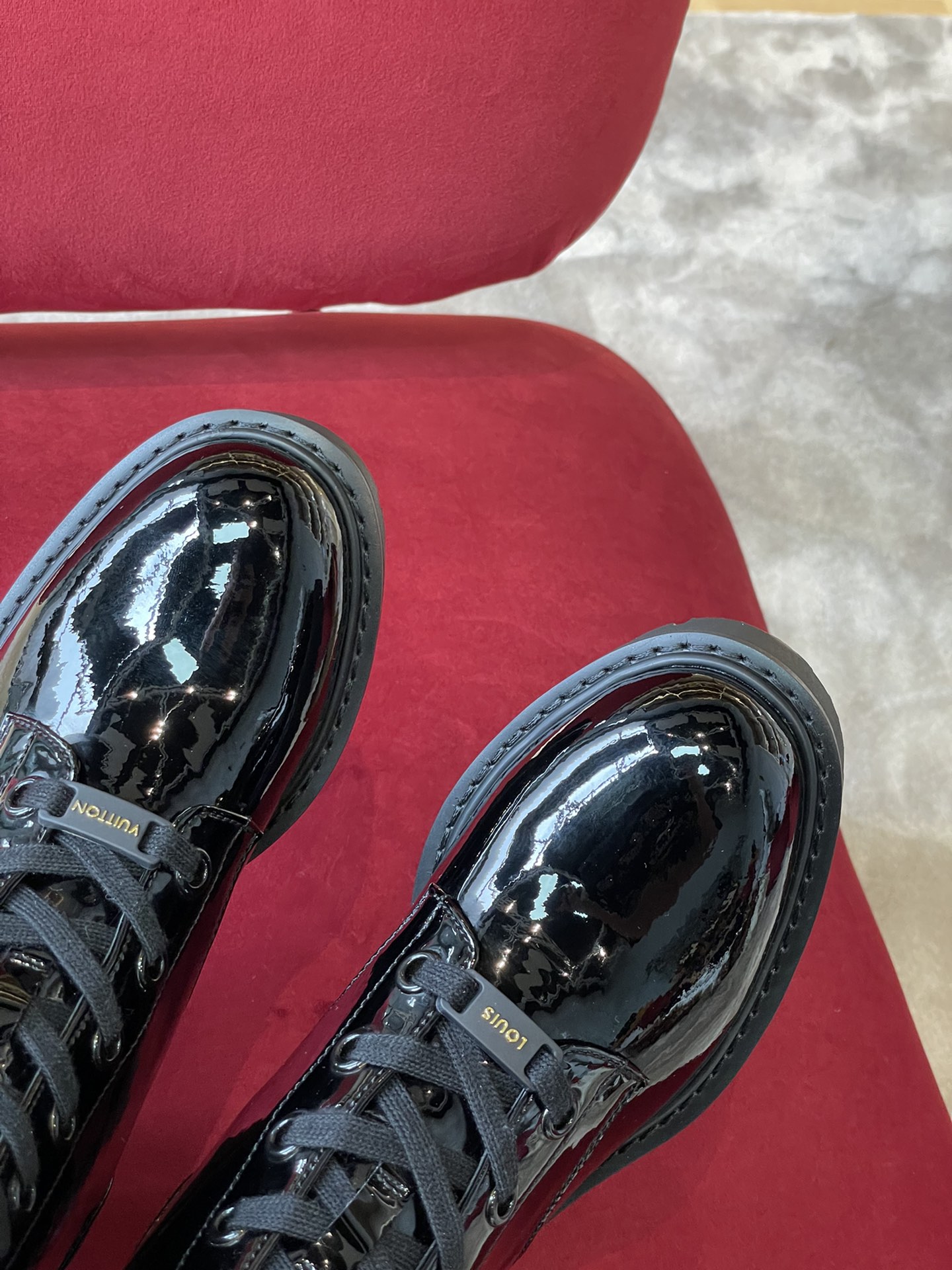 l**is V*t*n boots