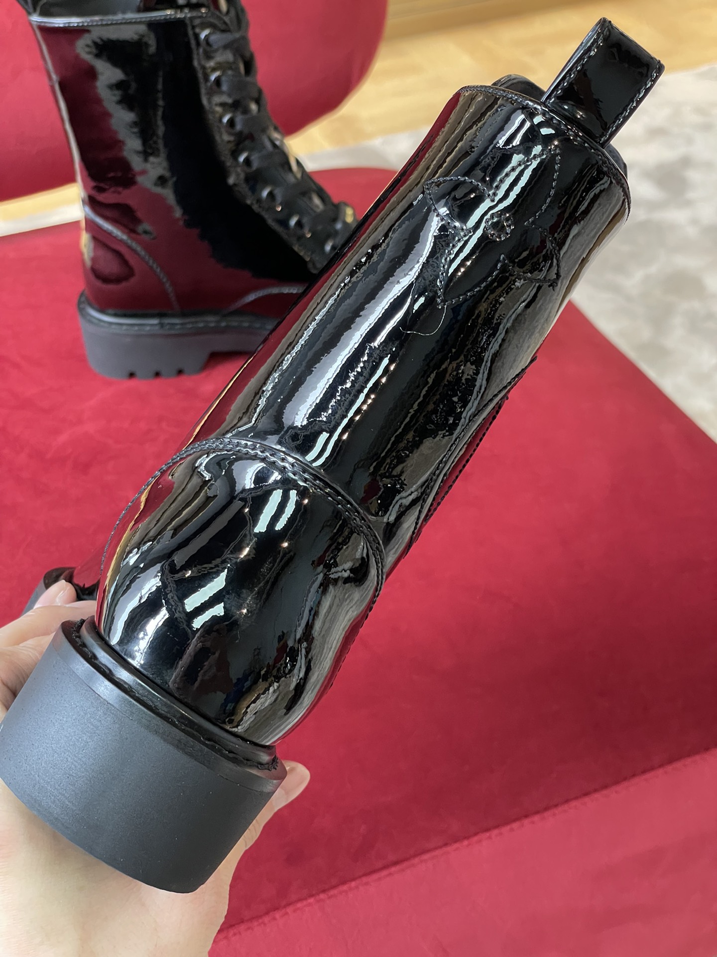 l**is V*t*n boots