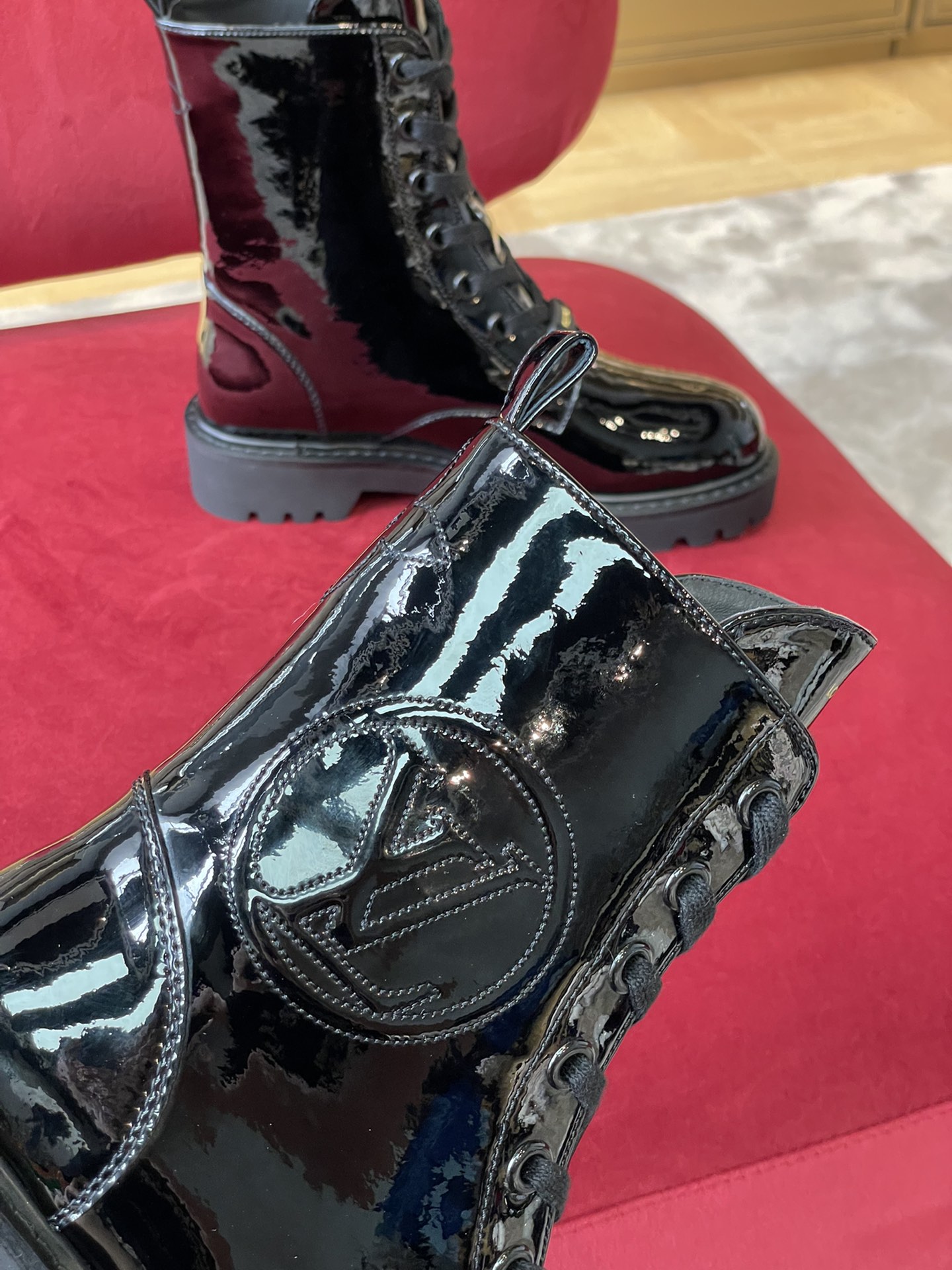 l**is V*t*n boots
