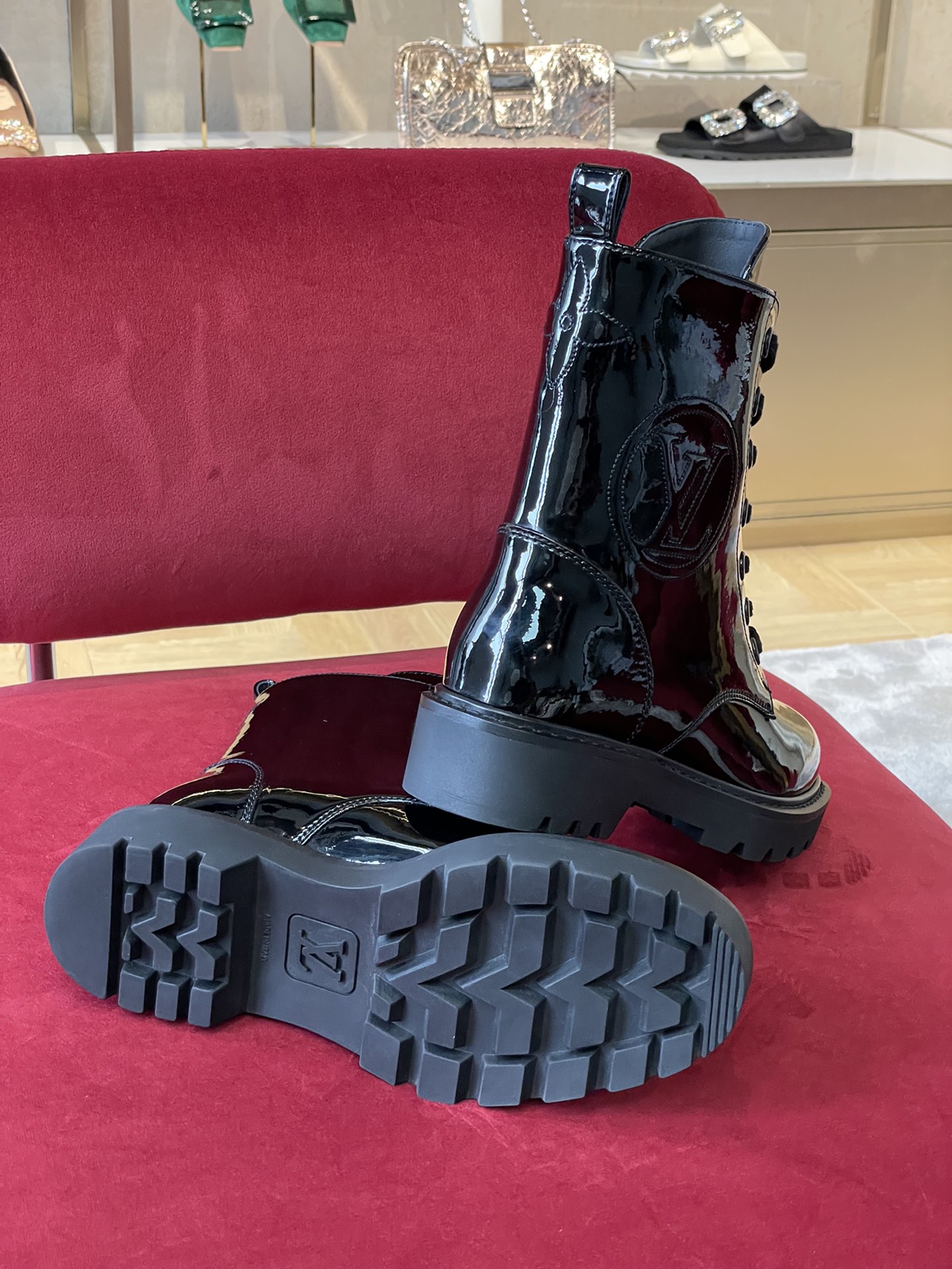 l**is V*t*n boots