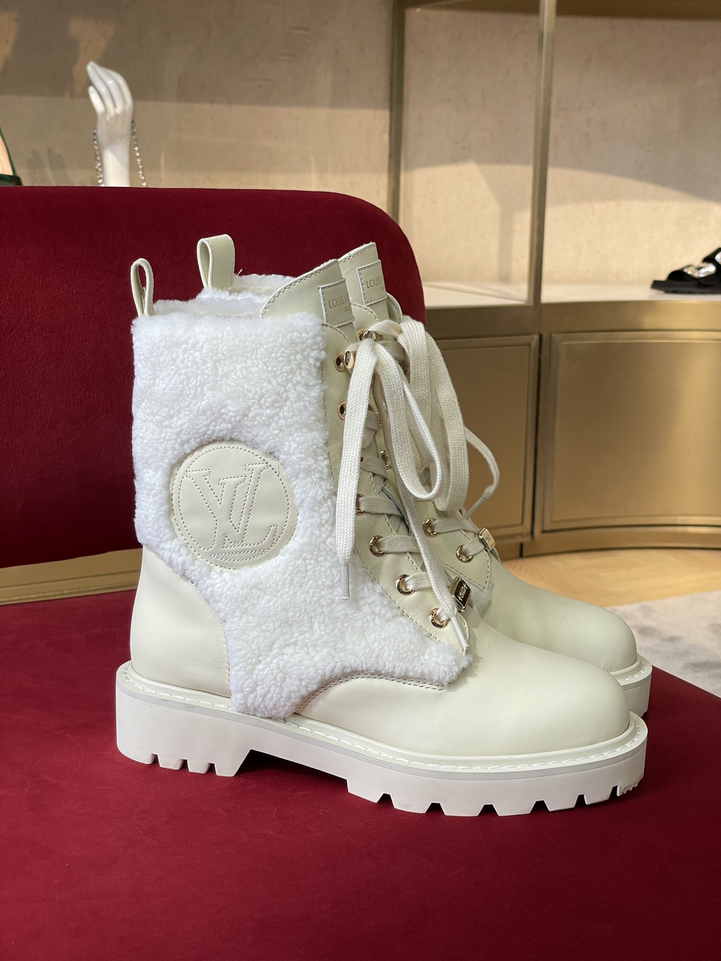 l**is V*t*n boots
