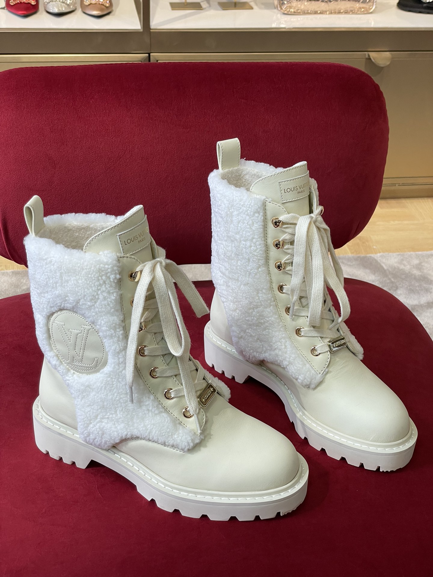 l**is V*t*n boots