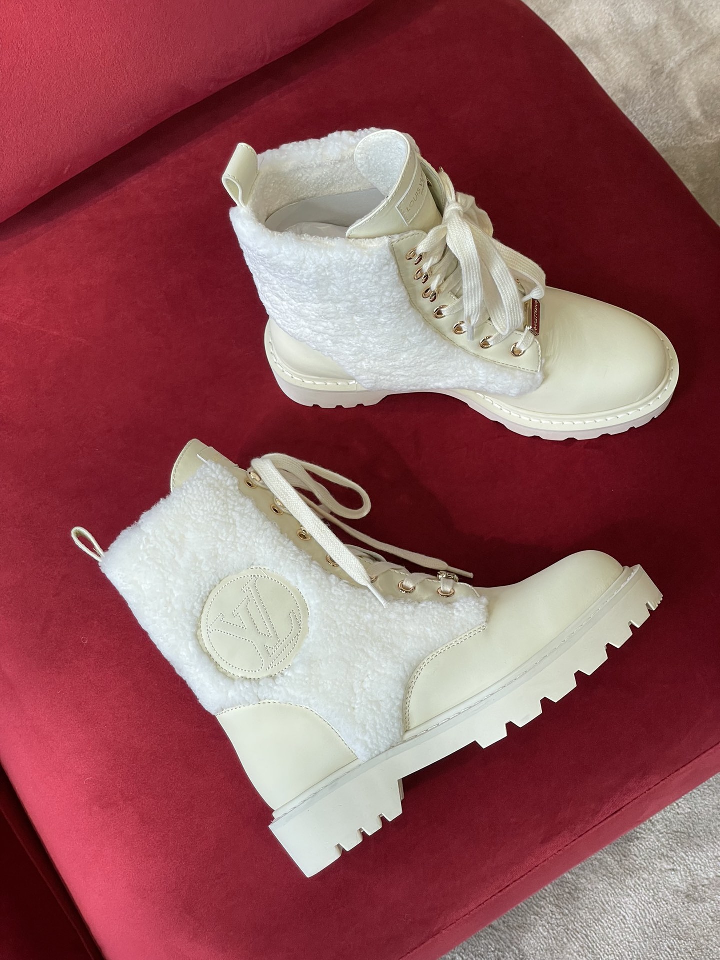 l**is V*t*n boots