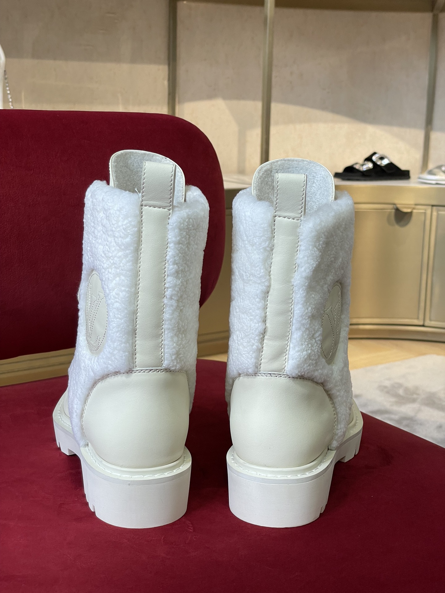 l**is V*t*n boots