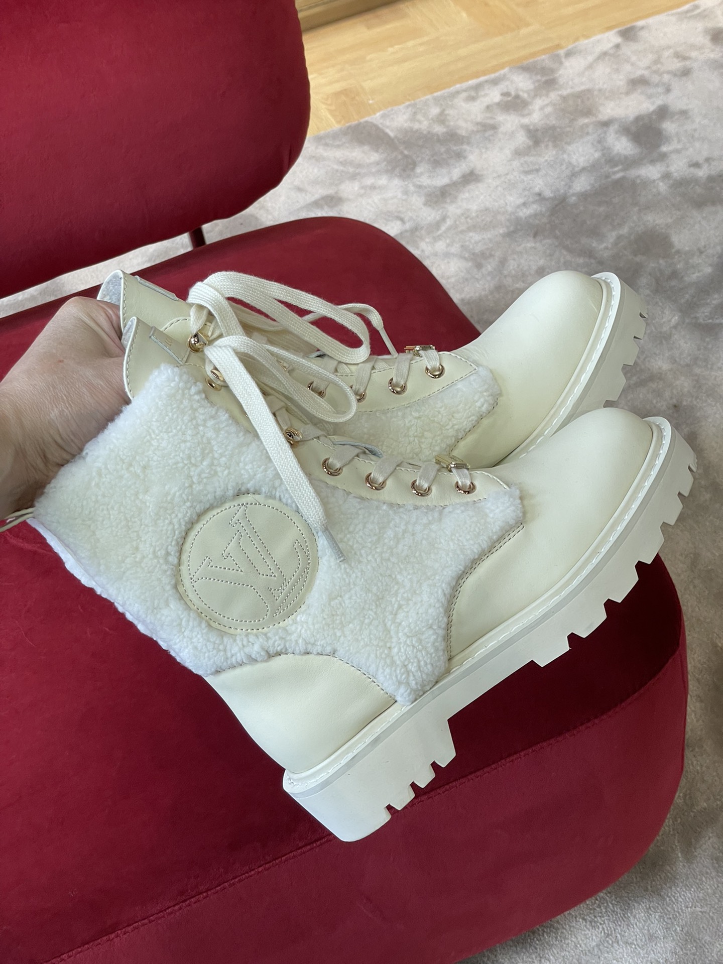 l**is V*t*n boots