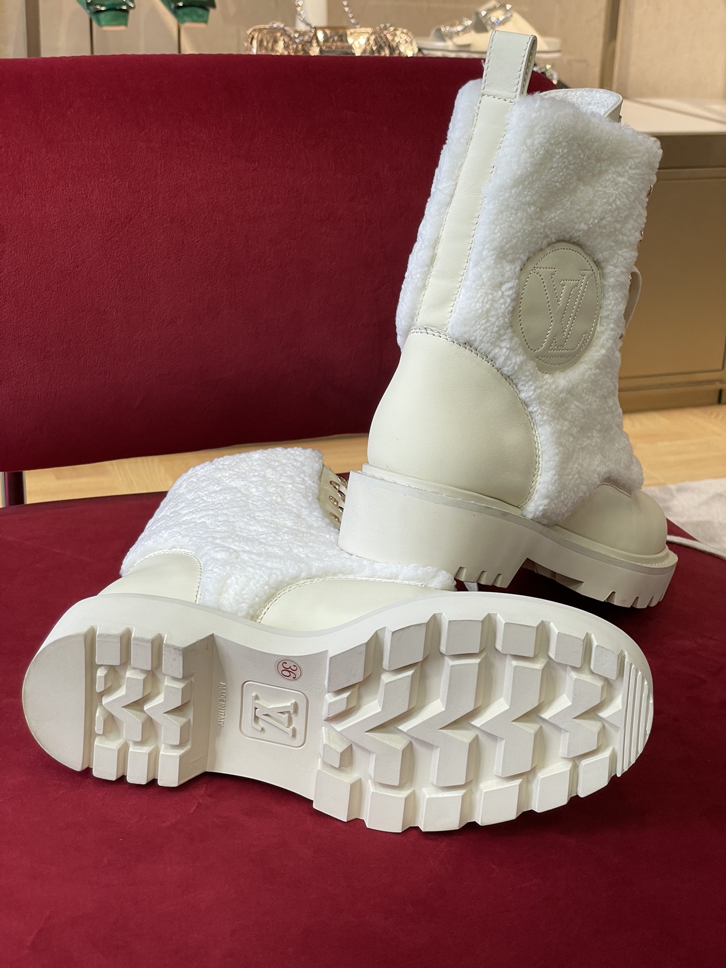l**is V*t*n boots