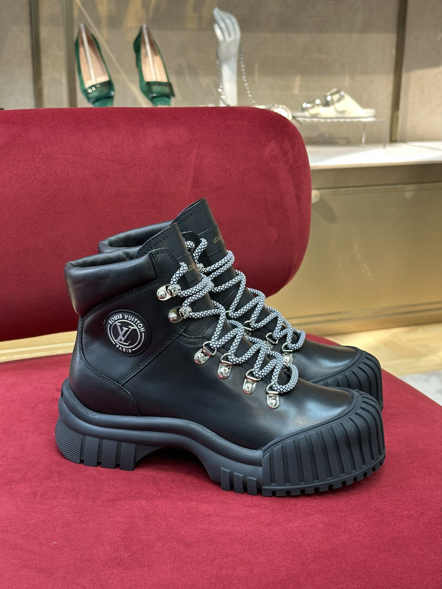 l**is V*t*n boots