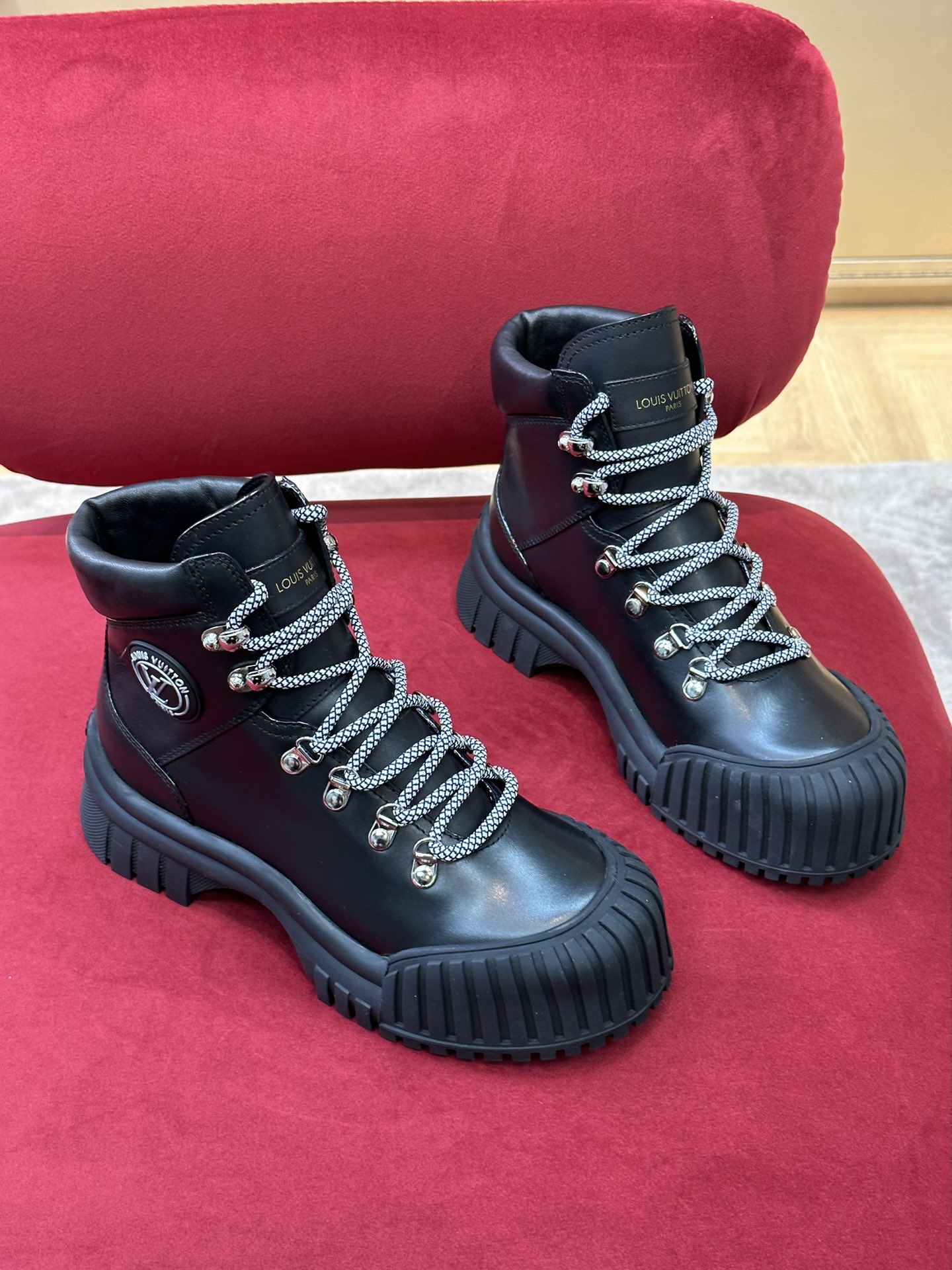l**is V*t*n boots