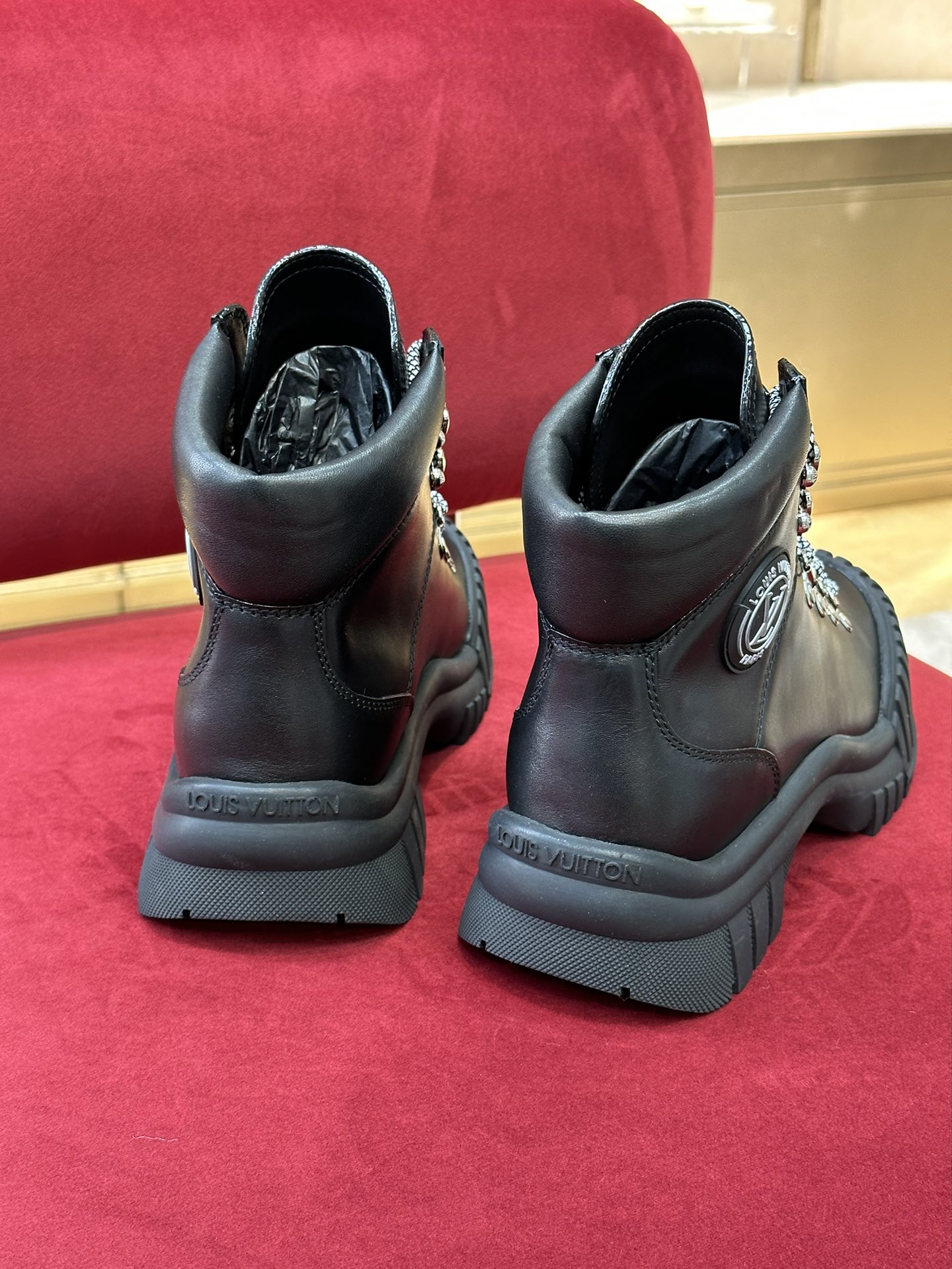 l**is V*t*n boots