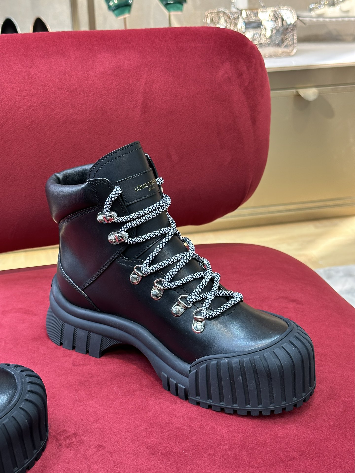 l**is V*t*n boots