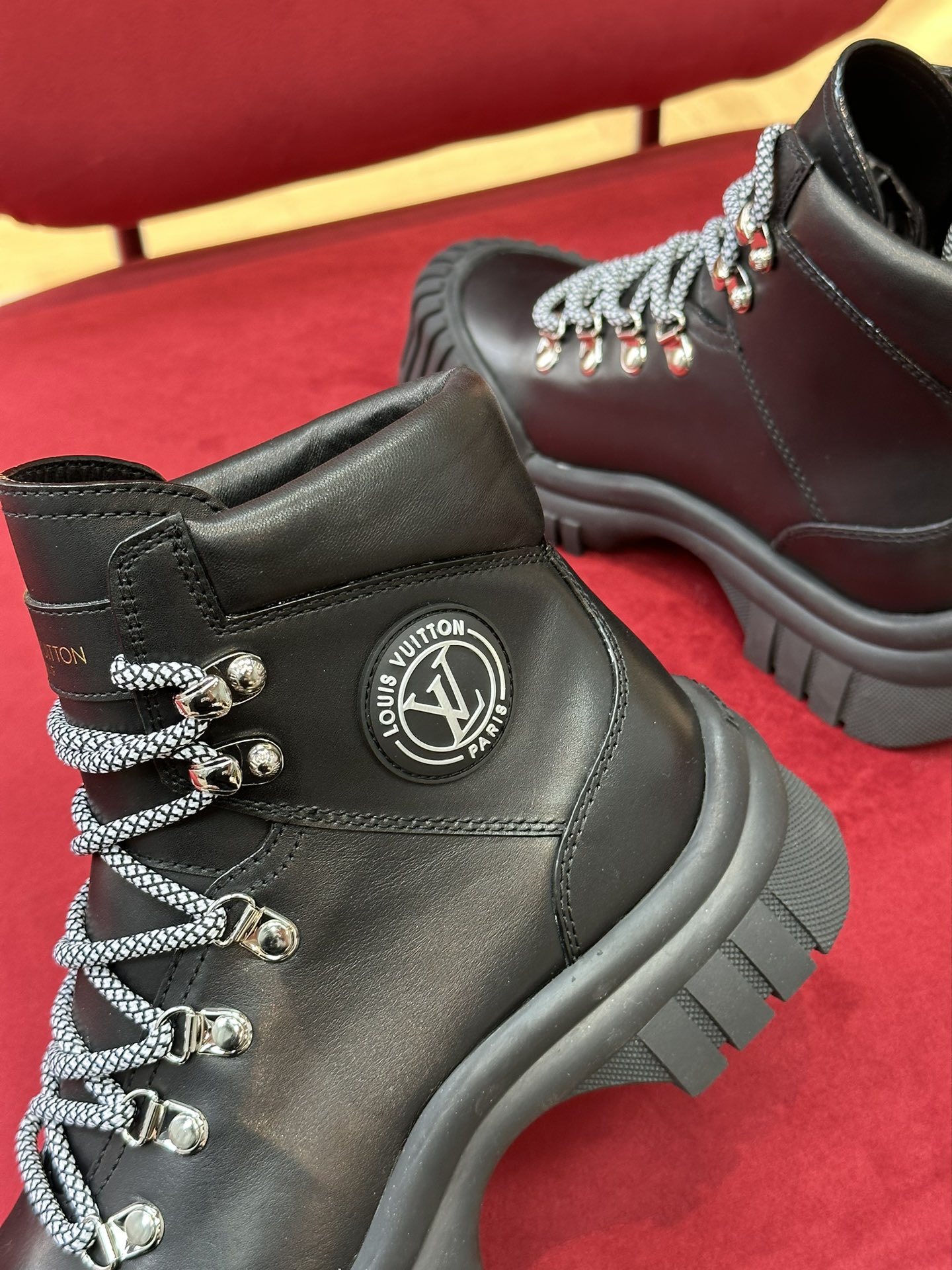 l**is V*t*n boots