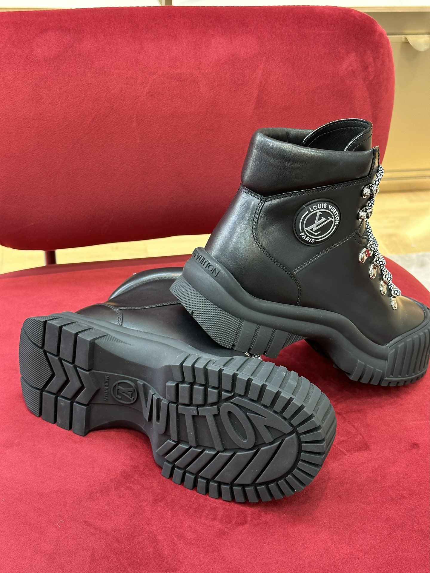 l**is V*t*n boots