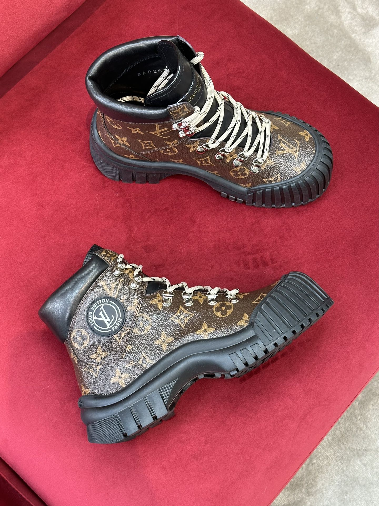 l**is V*t*n boots