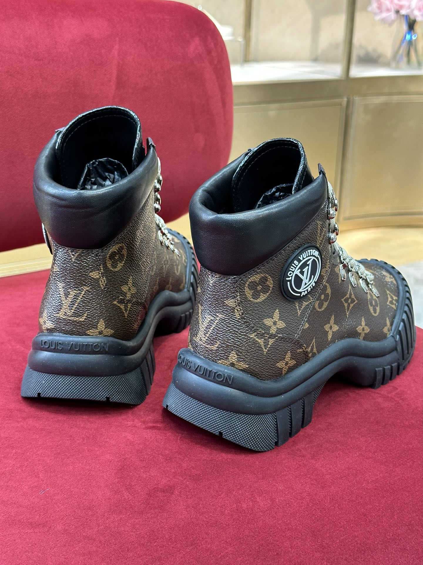 l**is V*t*n boots