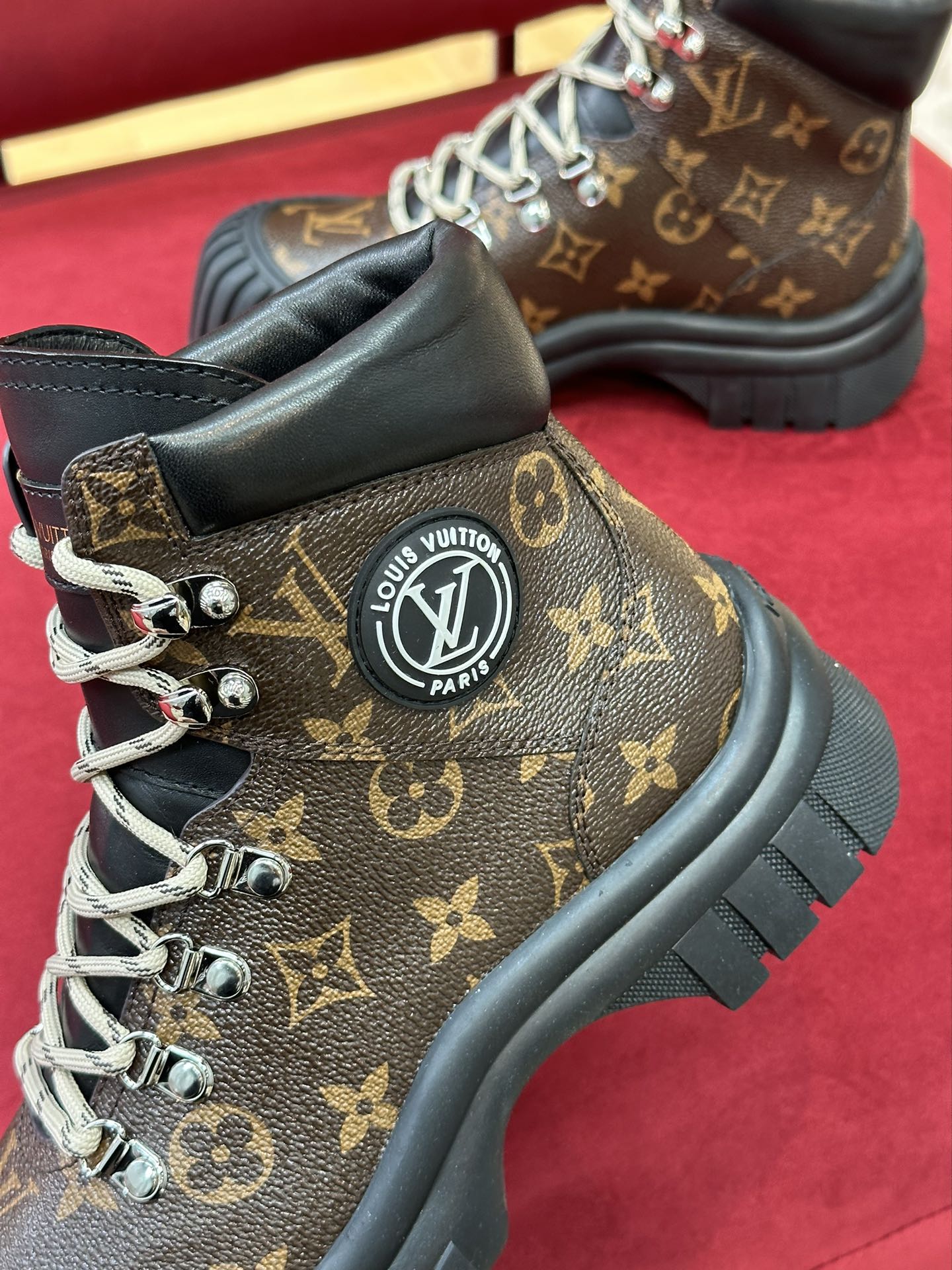 l**is V*t*n boots