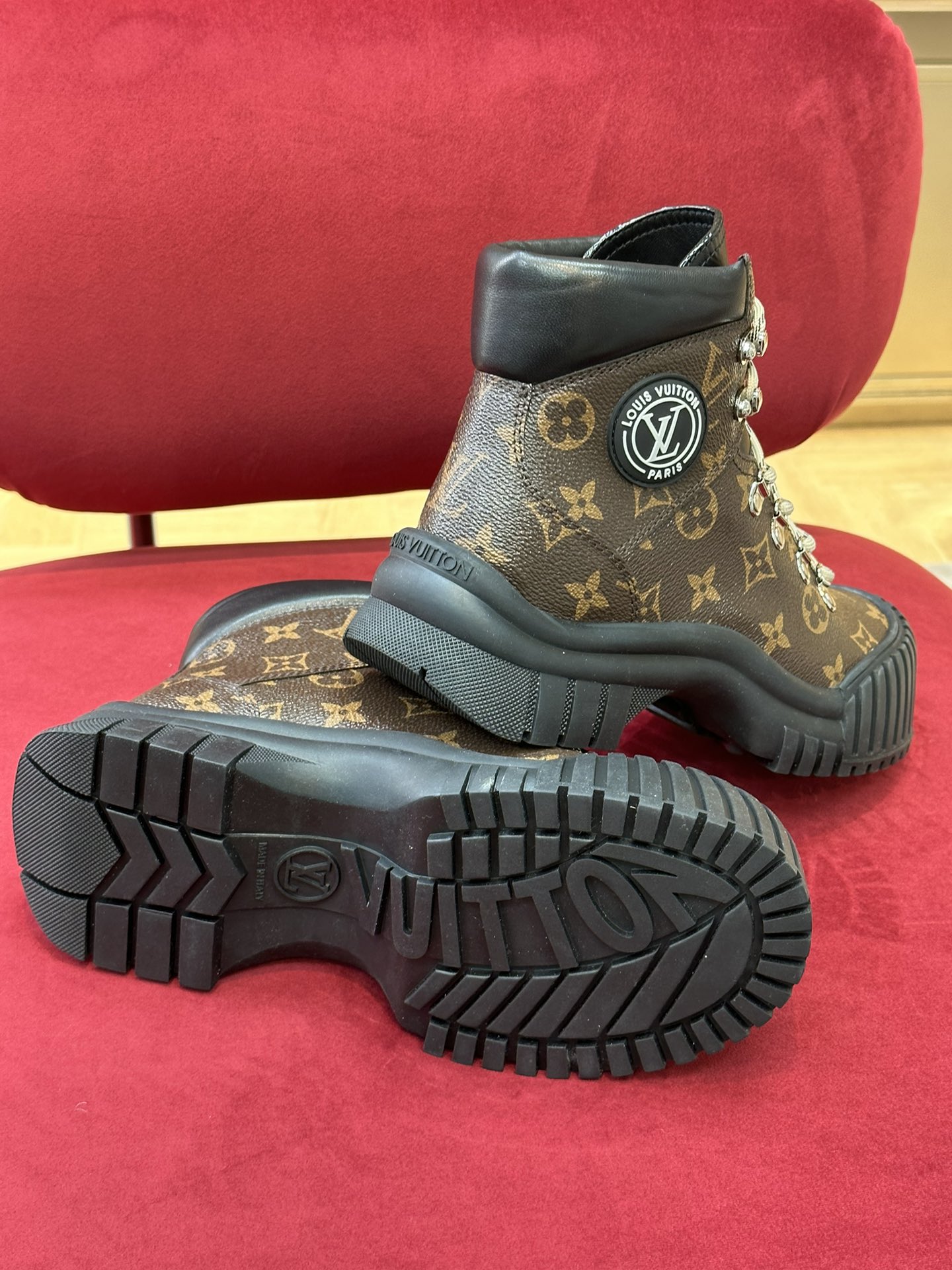l**is V*t*n boots