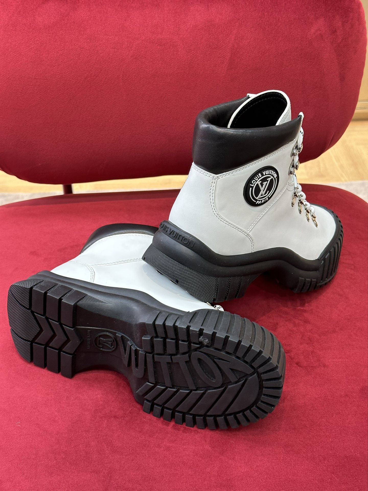 l**is V*t*n boots