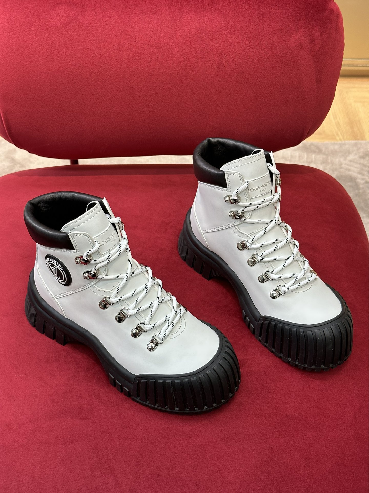 l**is V*t*n boots
