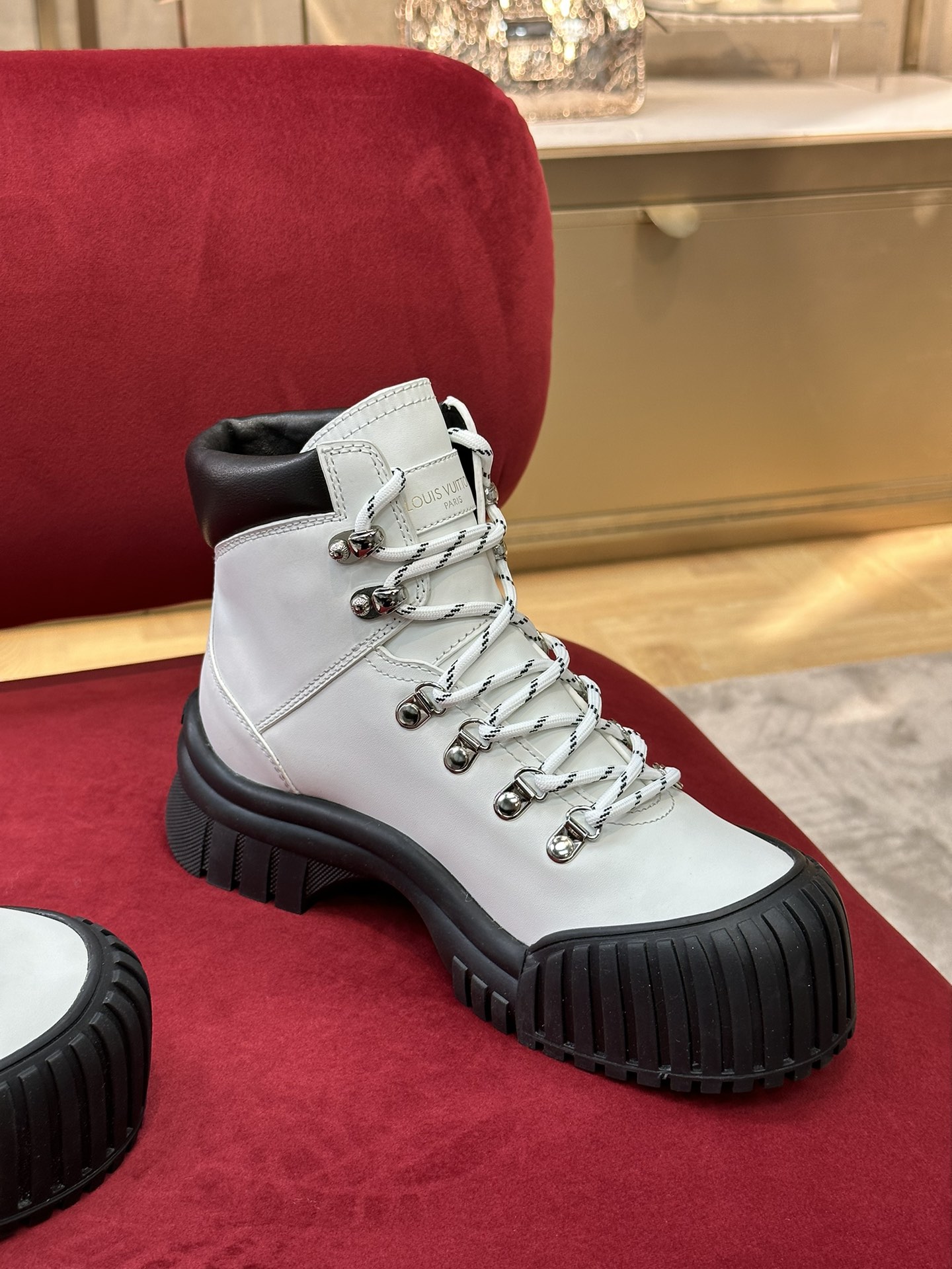 l**is V*t*n boots