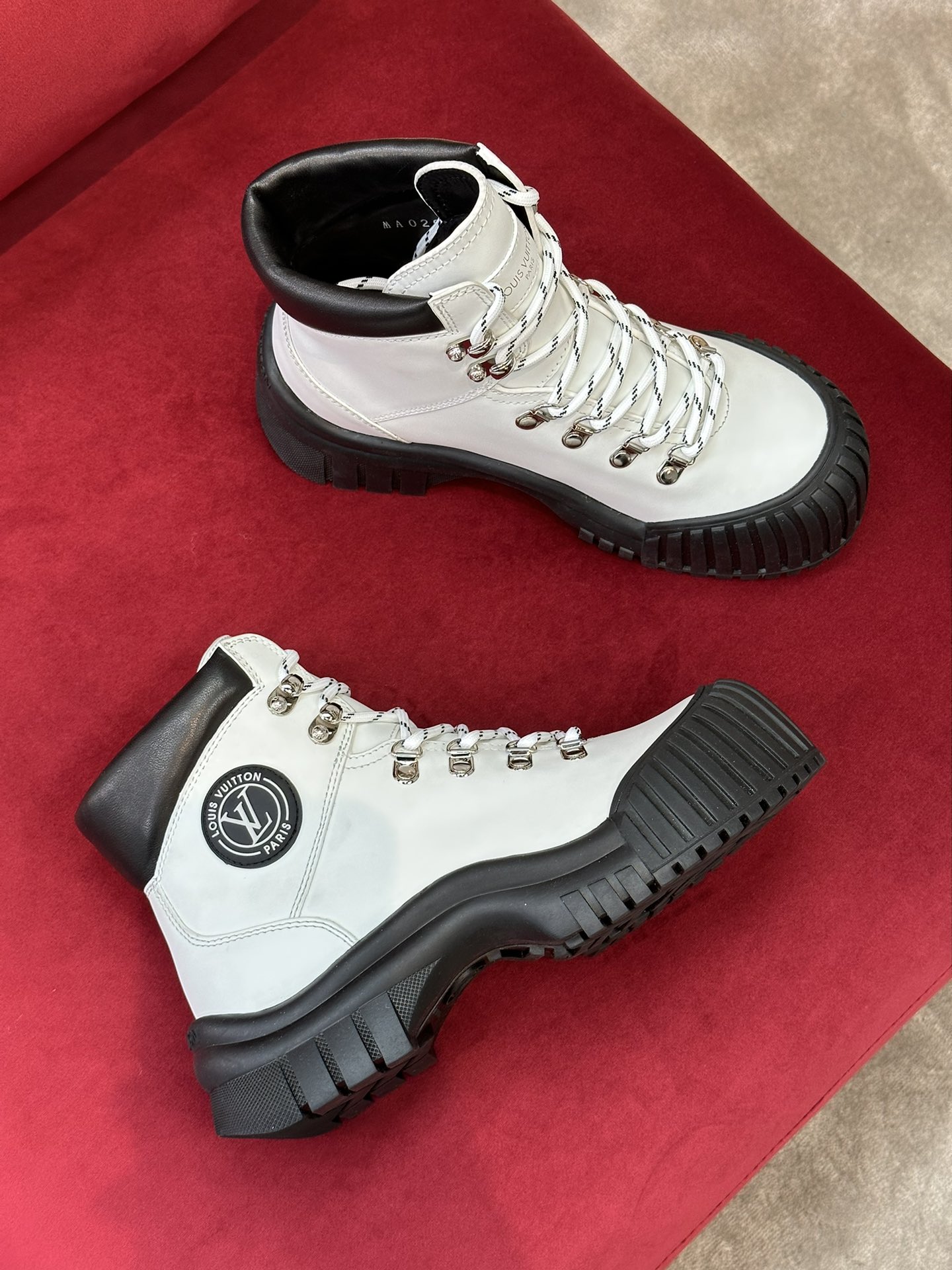 l**is V*t*n boots