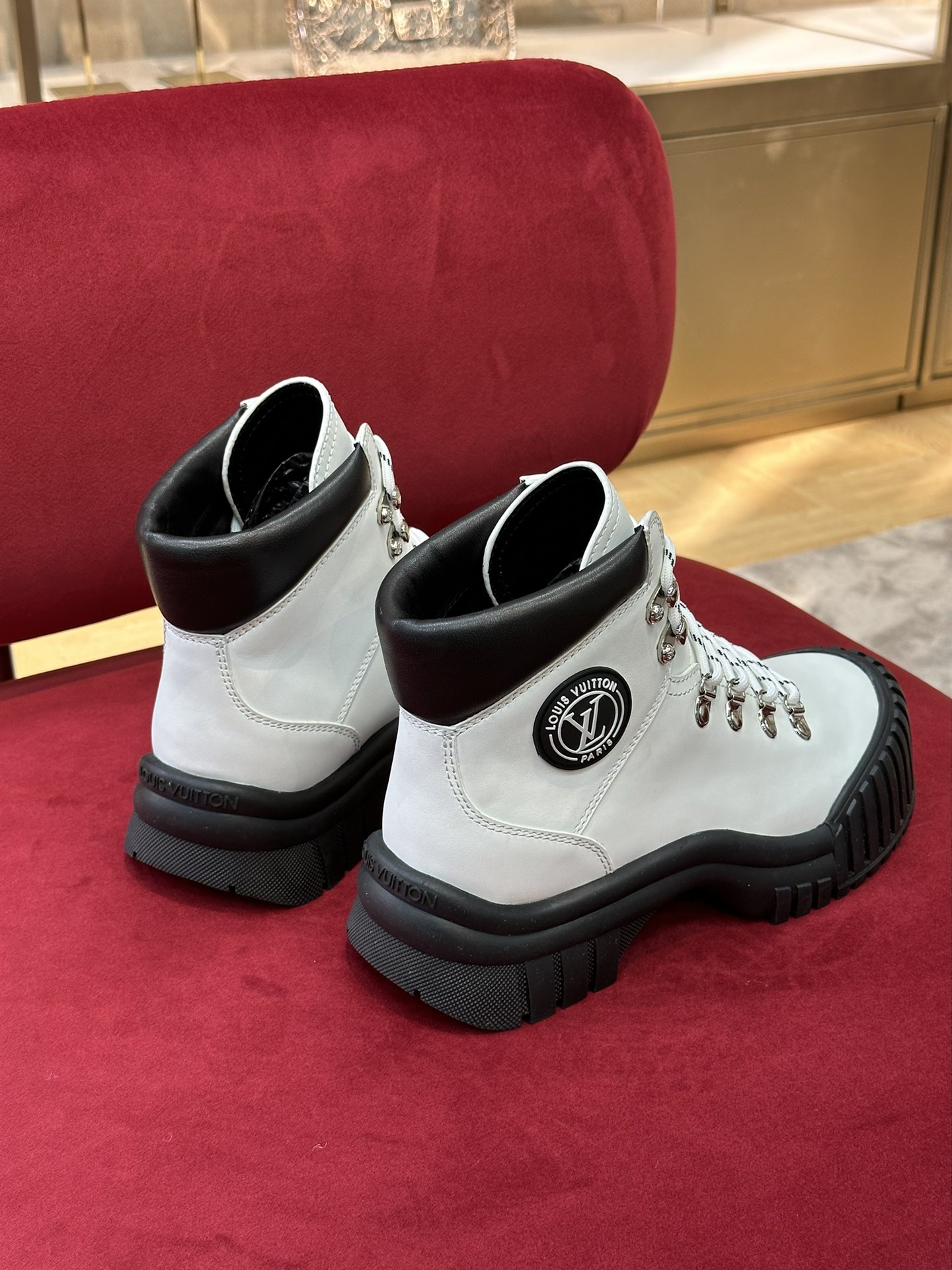 l**is V*t*n boots