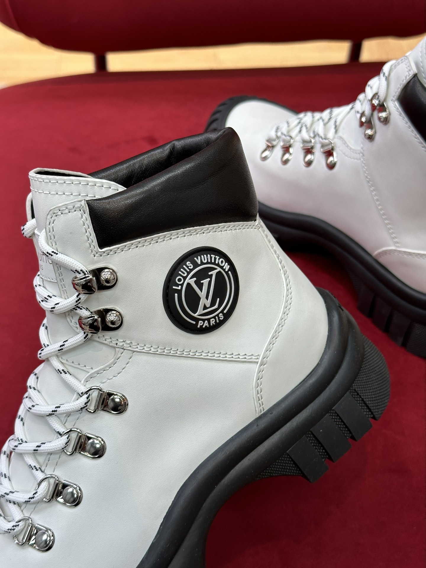 l**is V*t*n boots