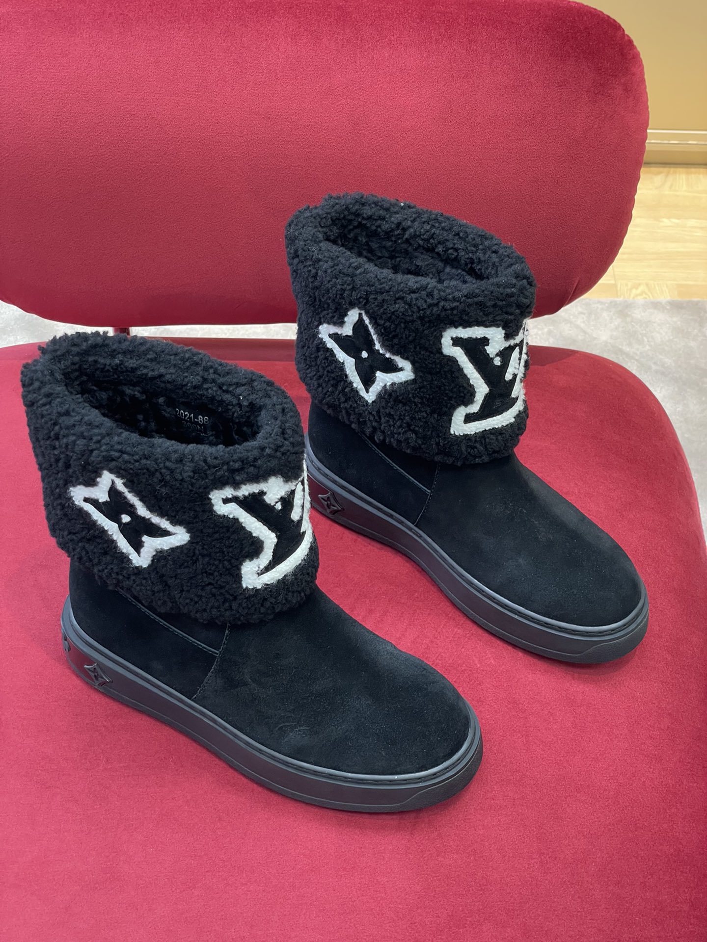 l**is V*t*n boots