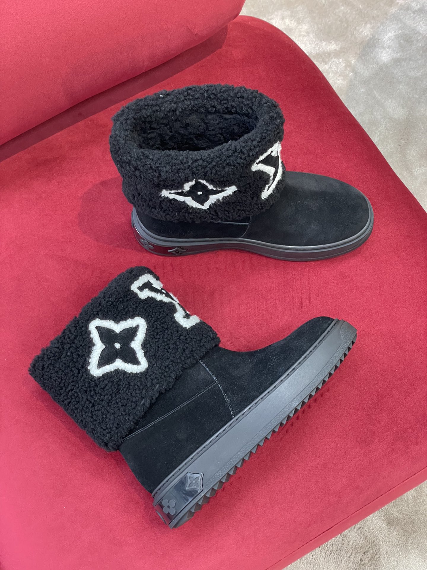 l**is V*t*n boots