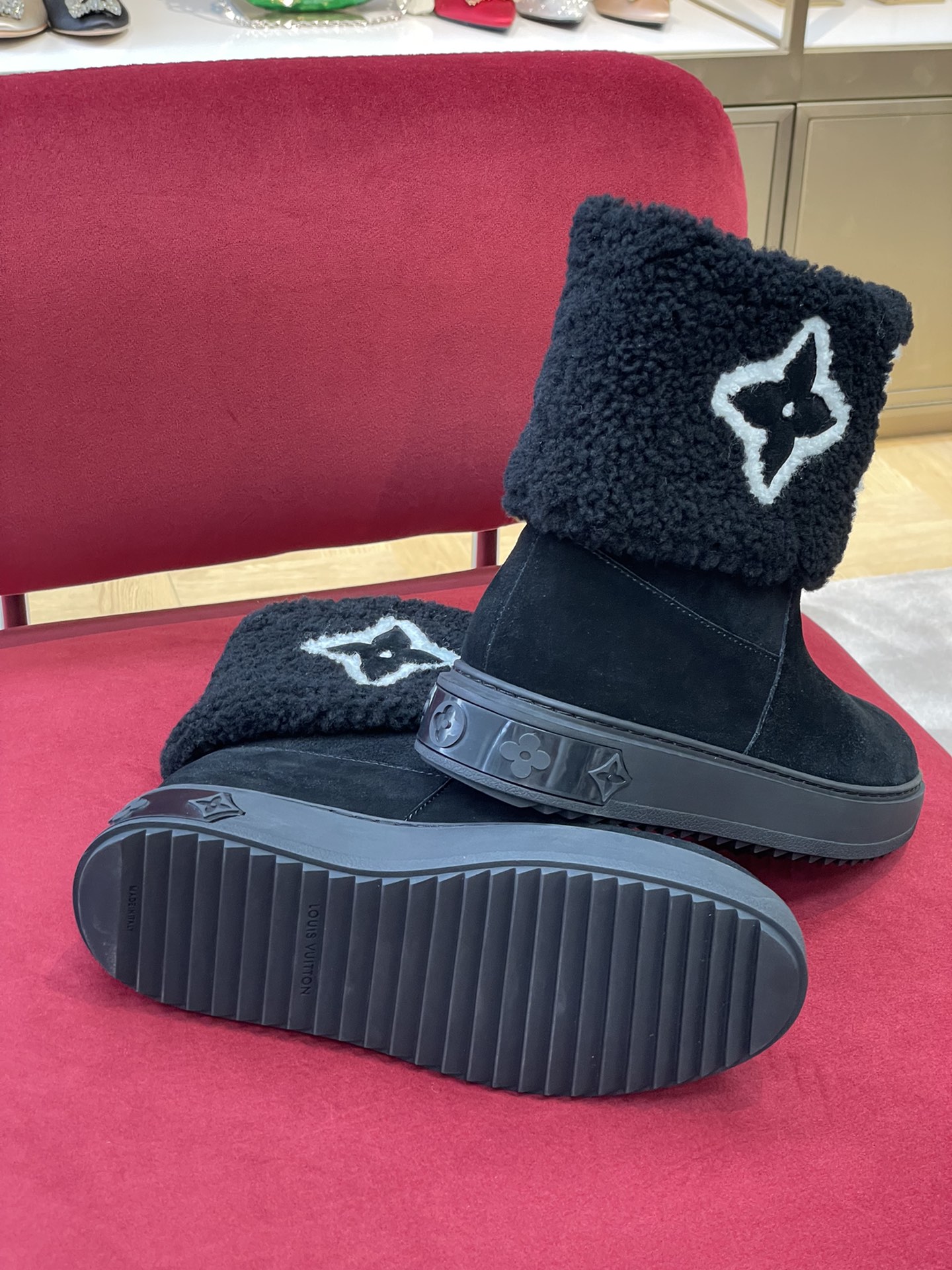 l**is V*t*n boots