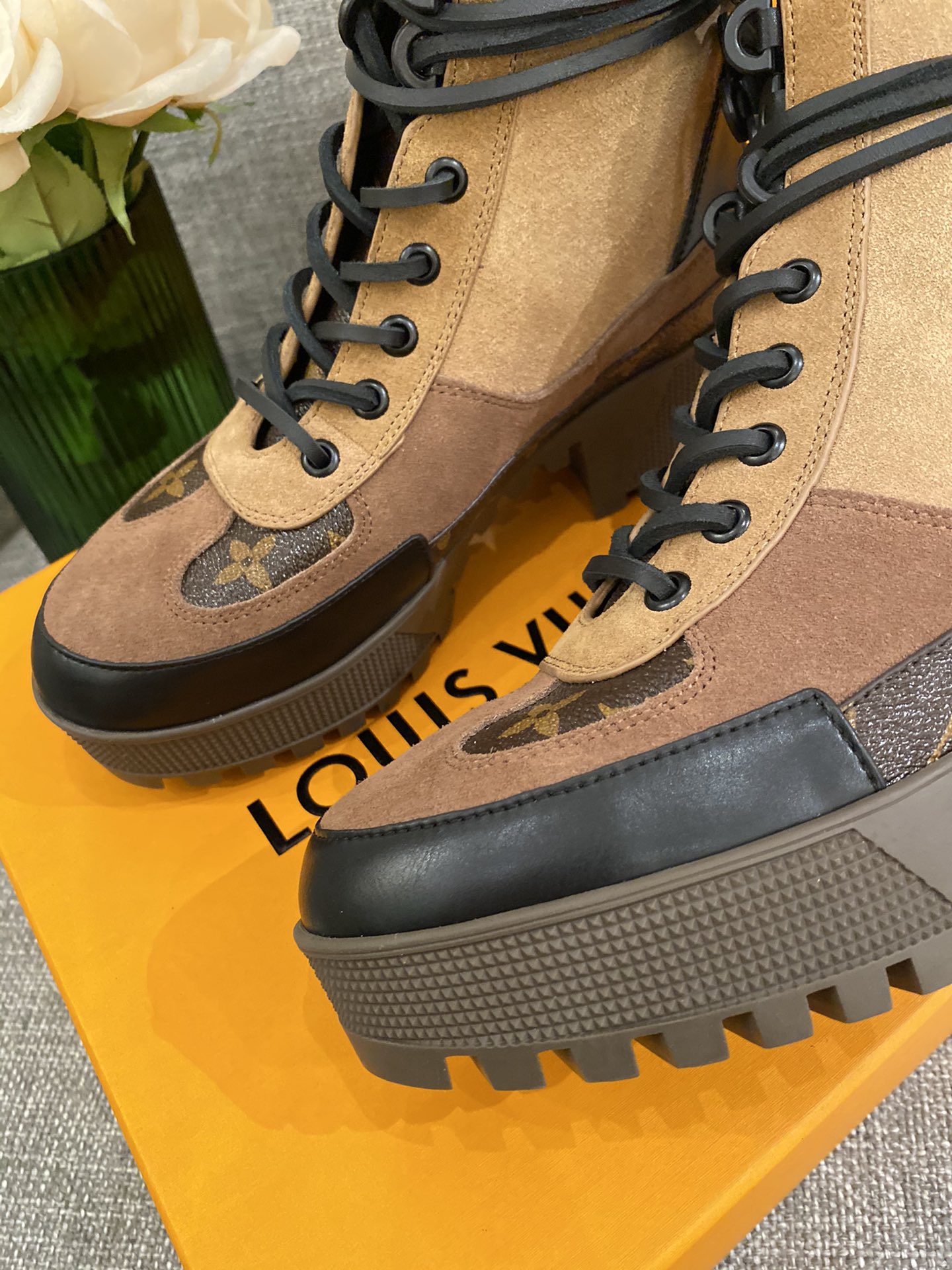 l**is V*t*n boots