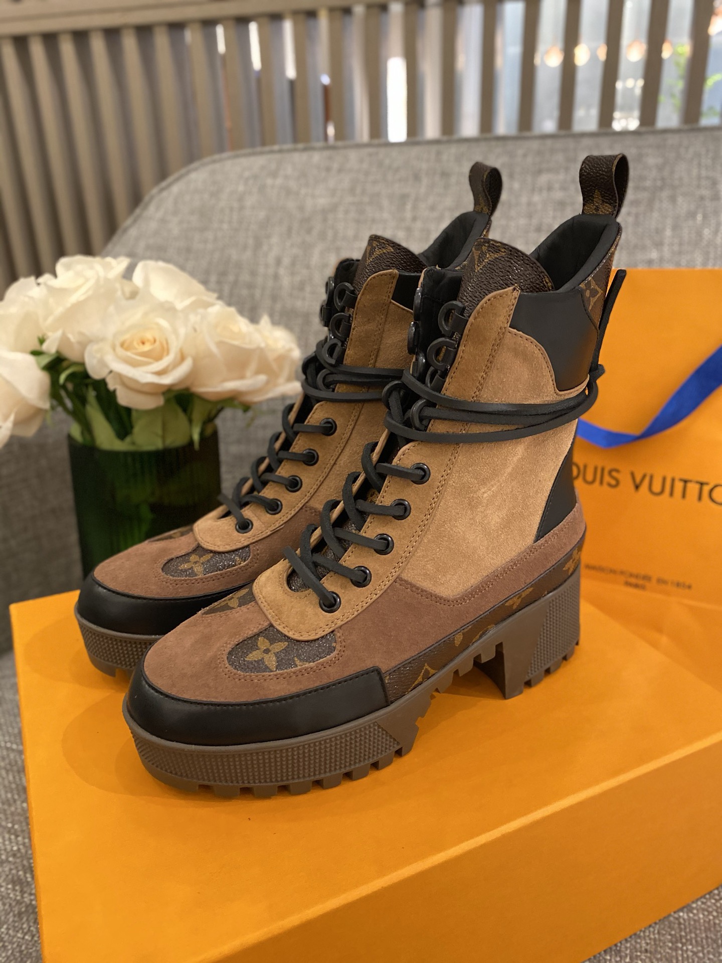 l**is V*t*n boots