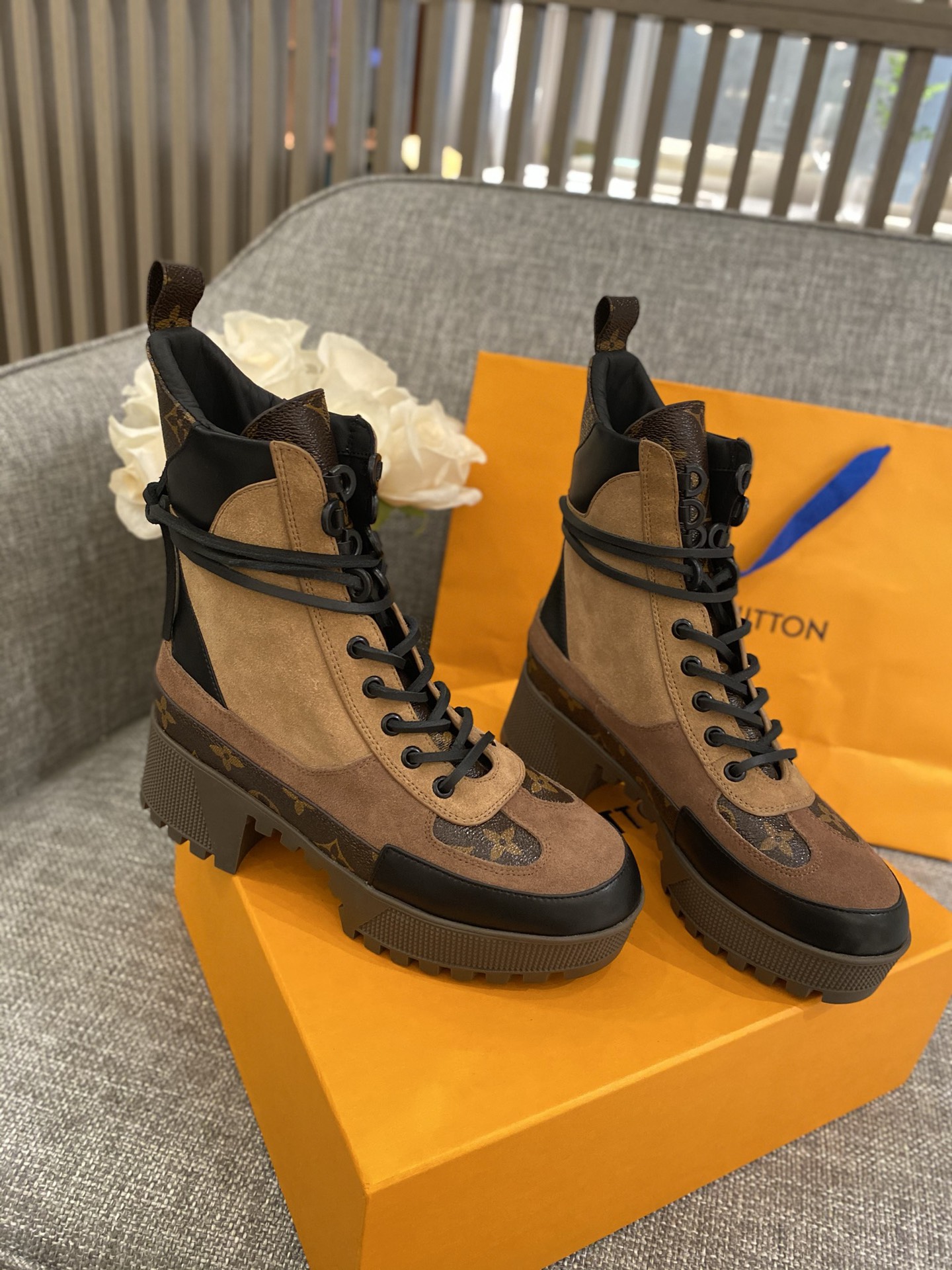 l**is V*t*n boots