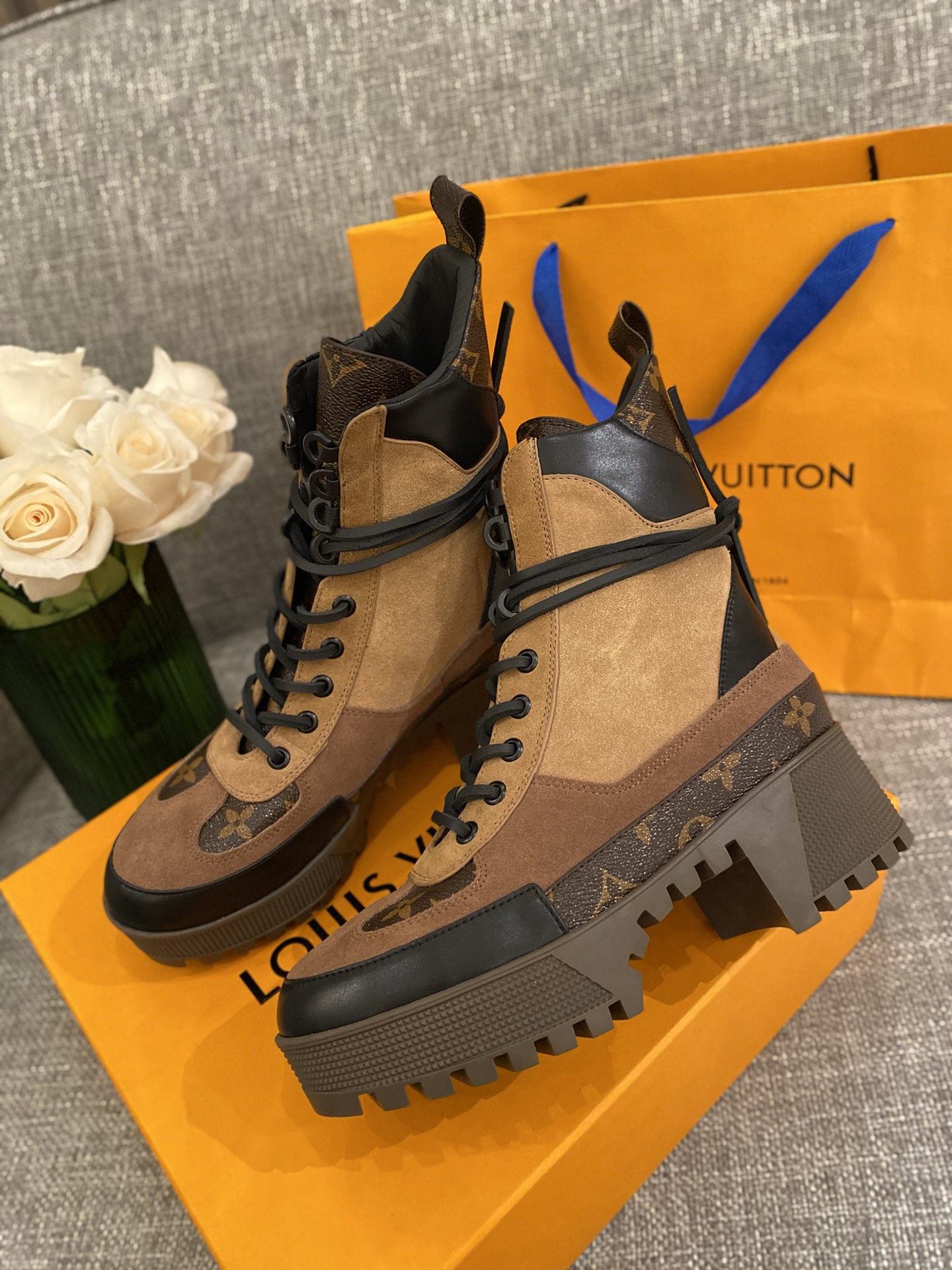 l**is V*t*n boots