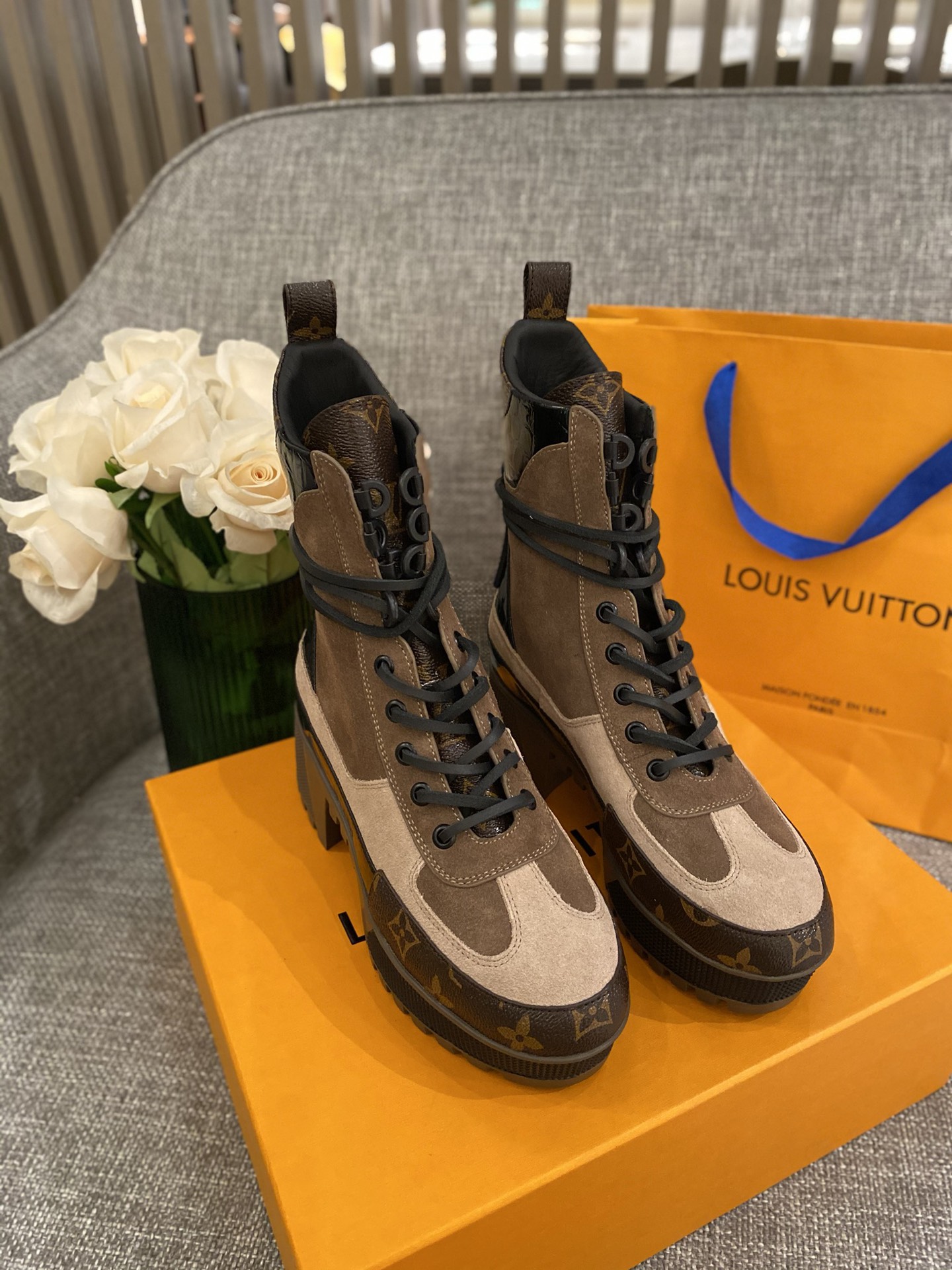 l**is V*t*n boots