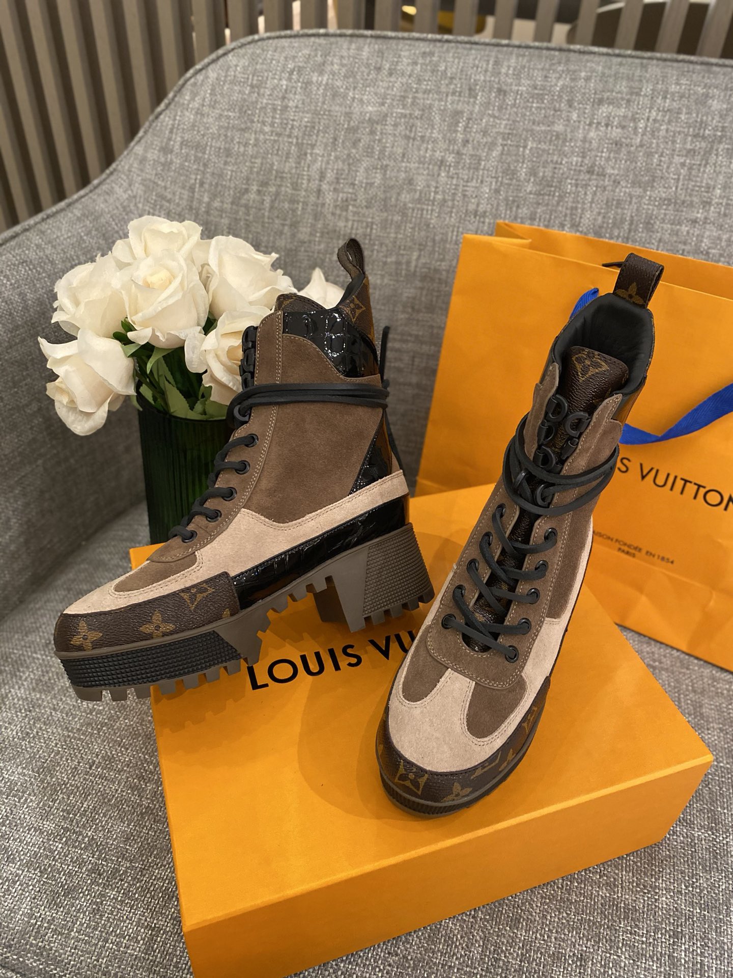 l**is V*t*n boots
