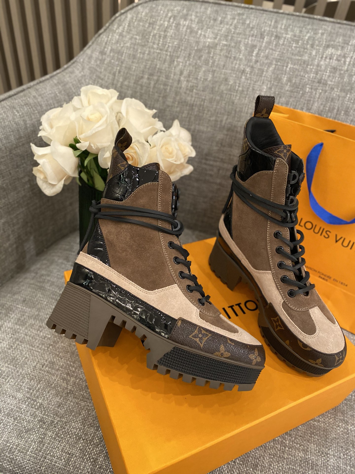 l**is V*t*n boots