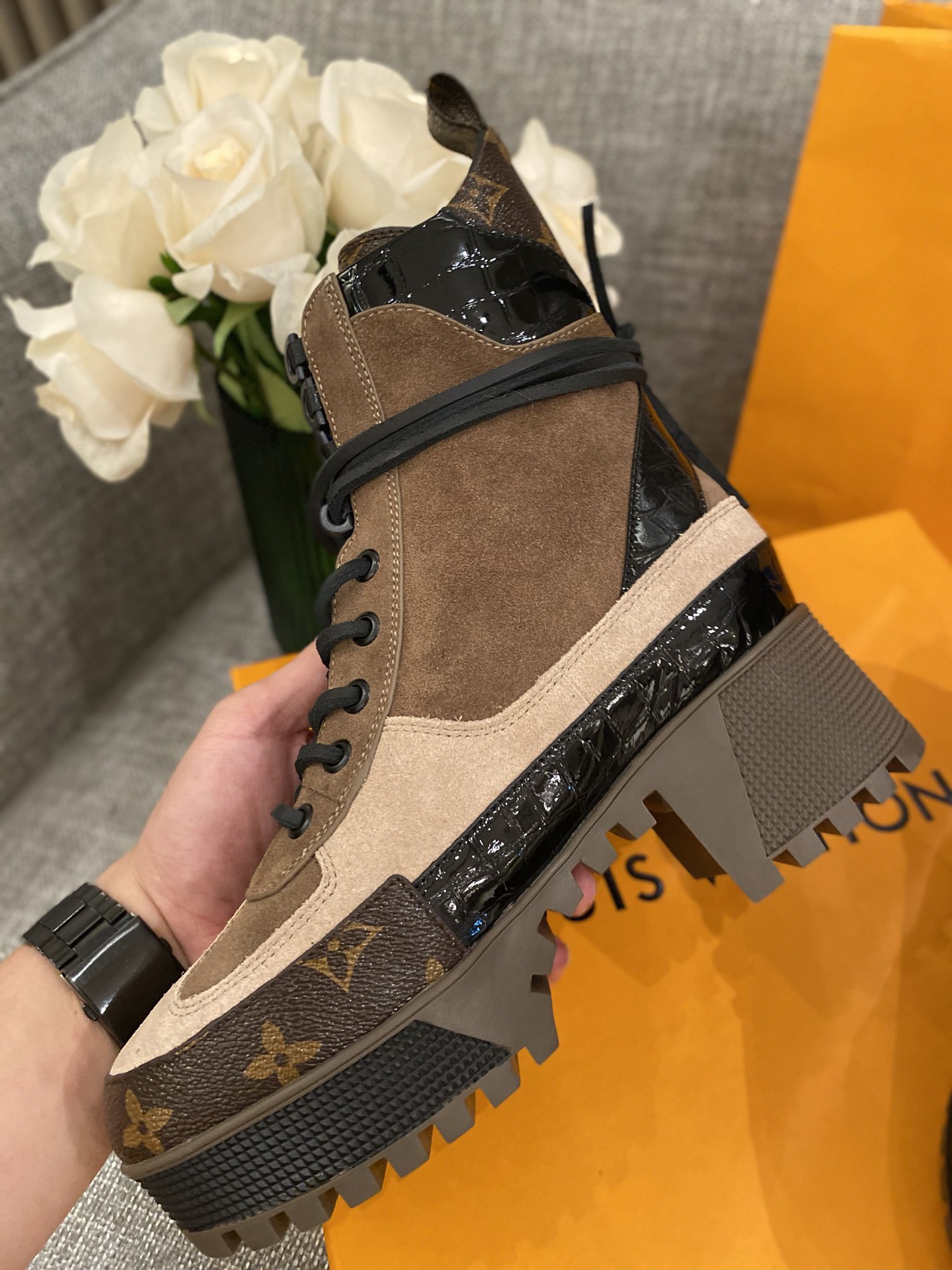l**is V*t*n boots