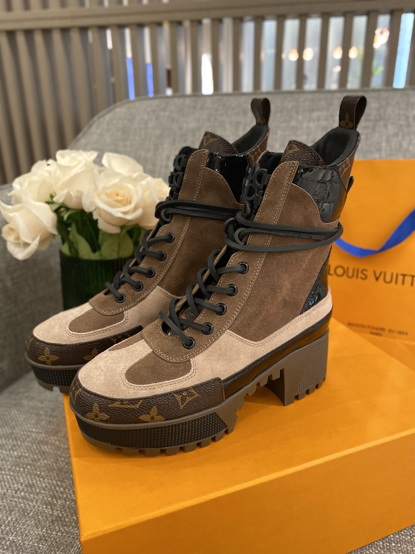 l**is V*t*n boots