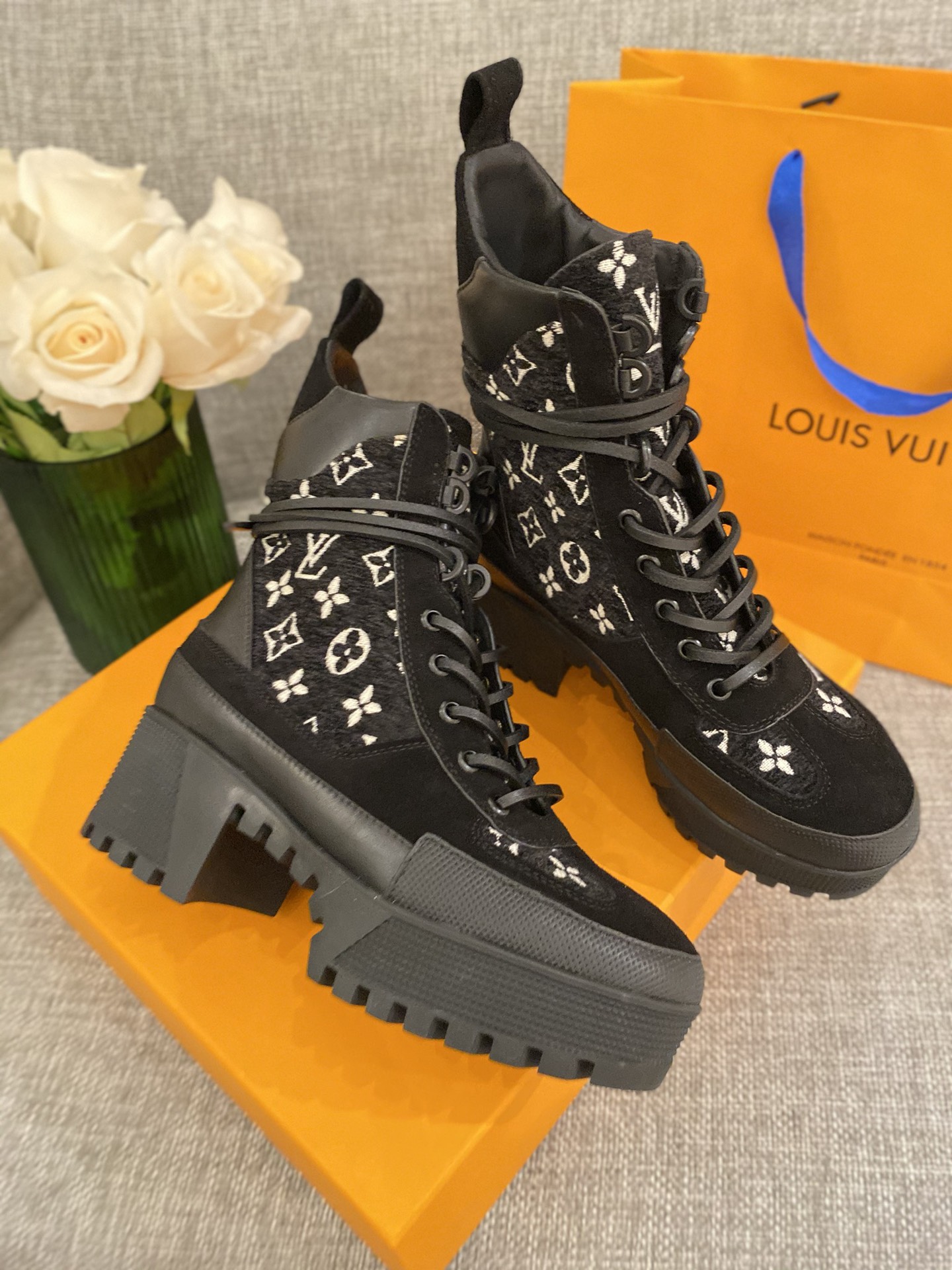 l**is V*t*n boots