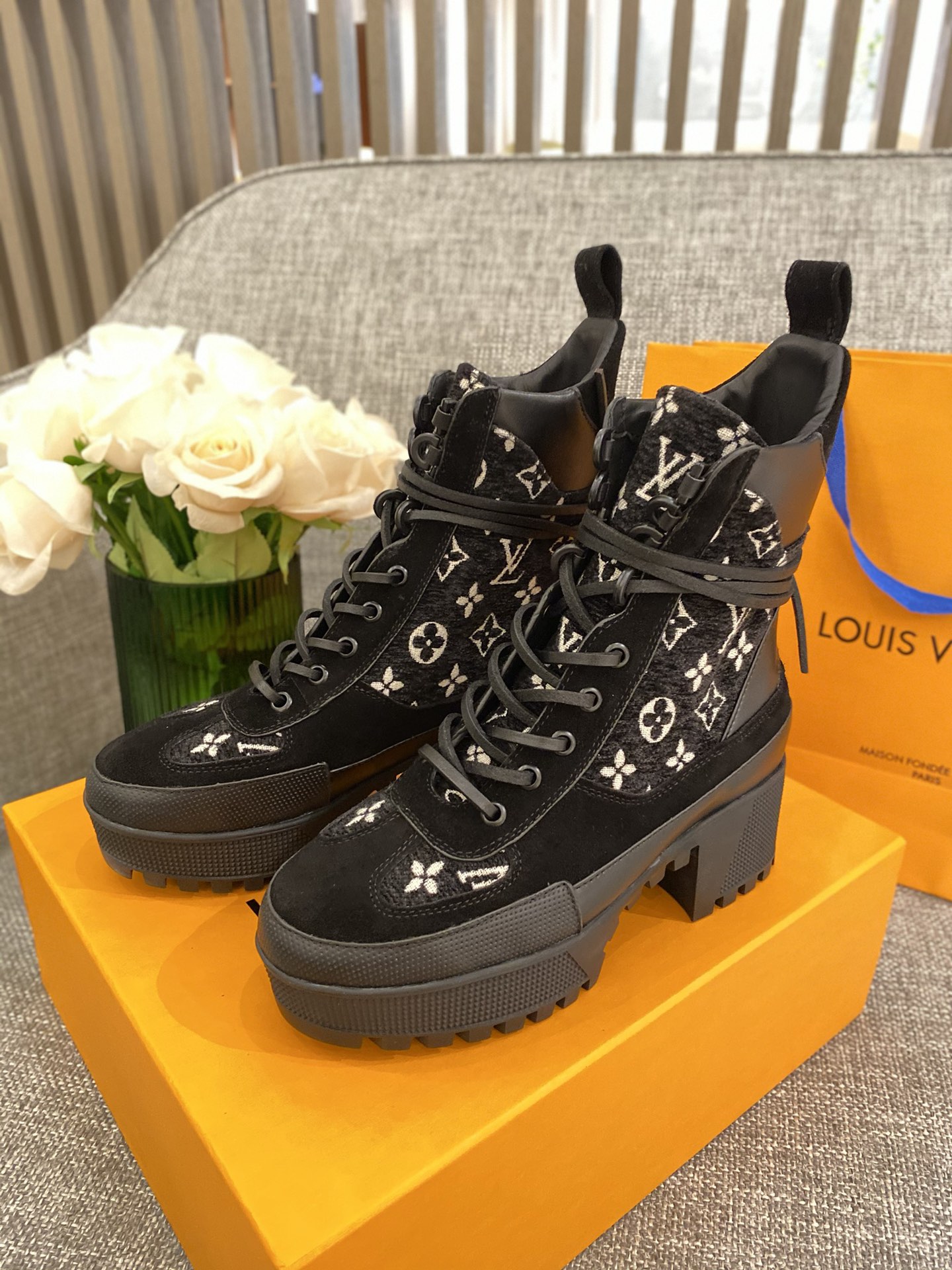 l**is V*t*n boots