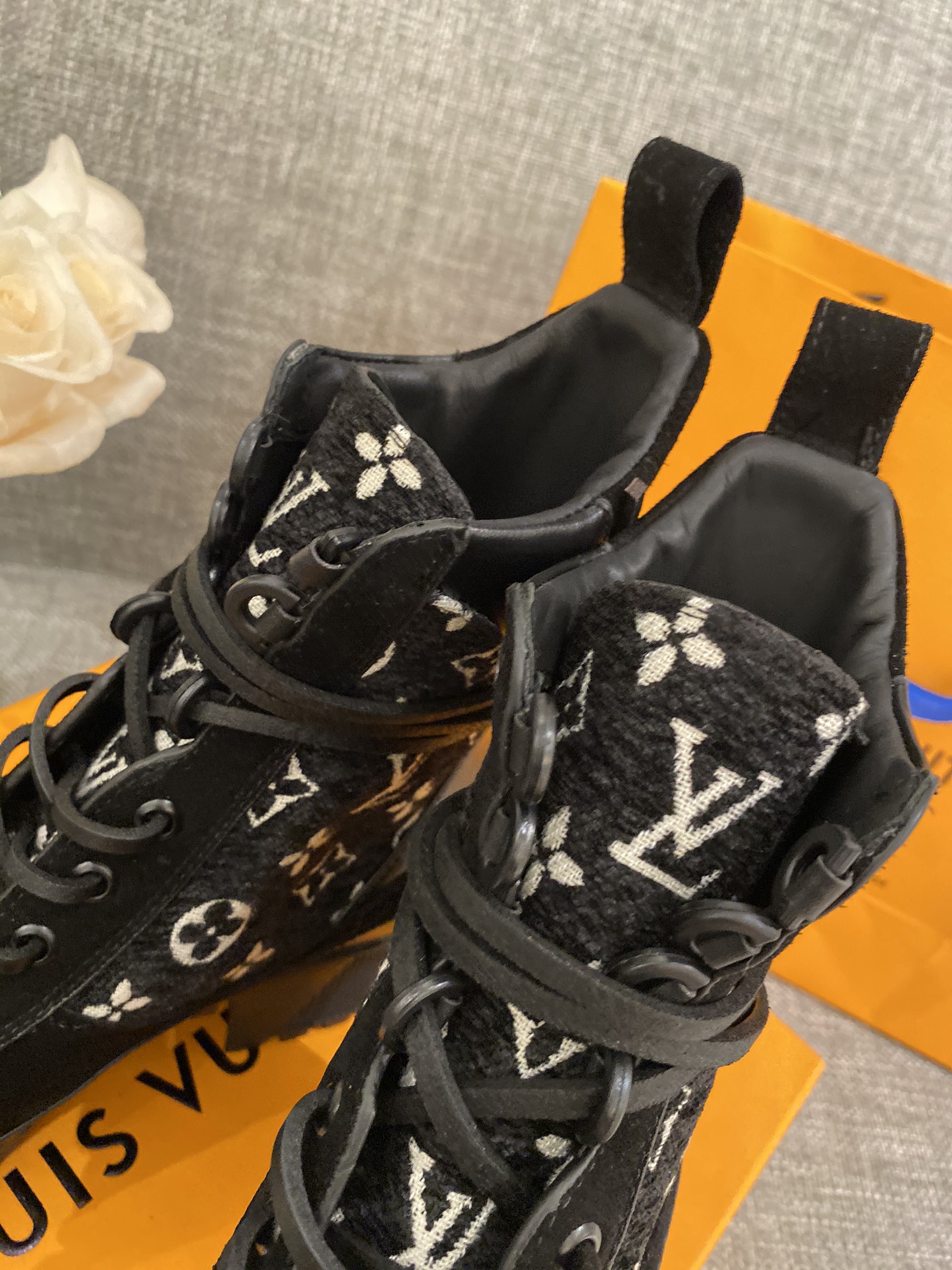 l**is V*t*n boots